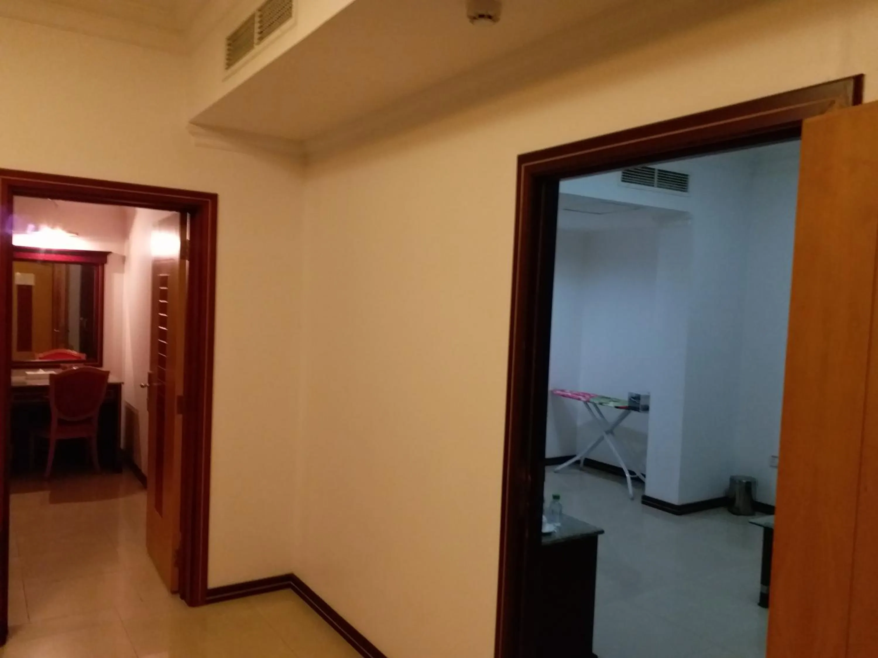 Communal lounge/ TV room in Taj Plaza Hotel