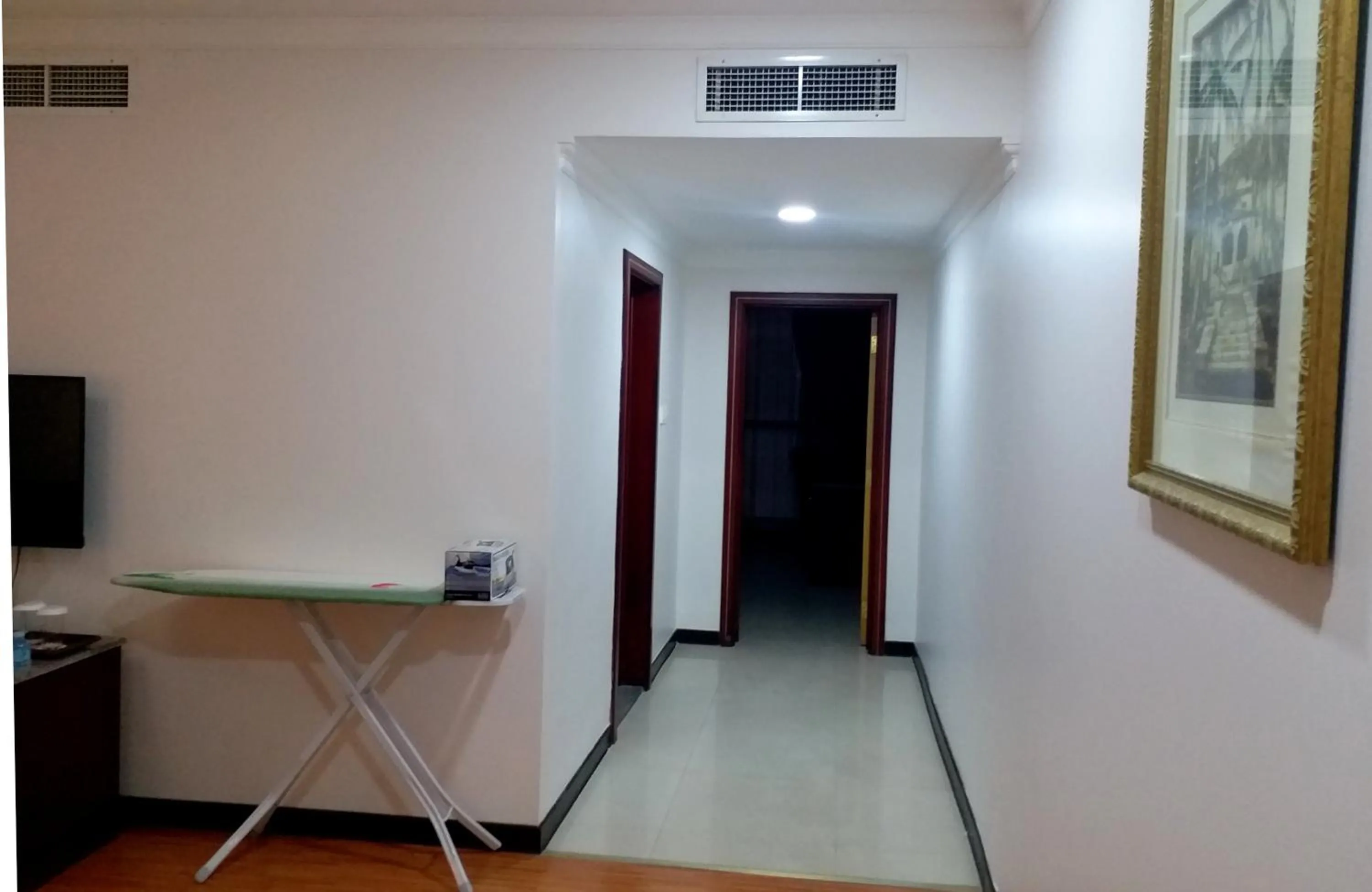 Communal lounge/ TV room in Taj Plaza Hotel