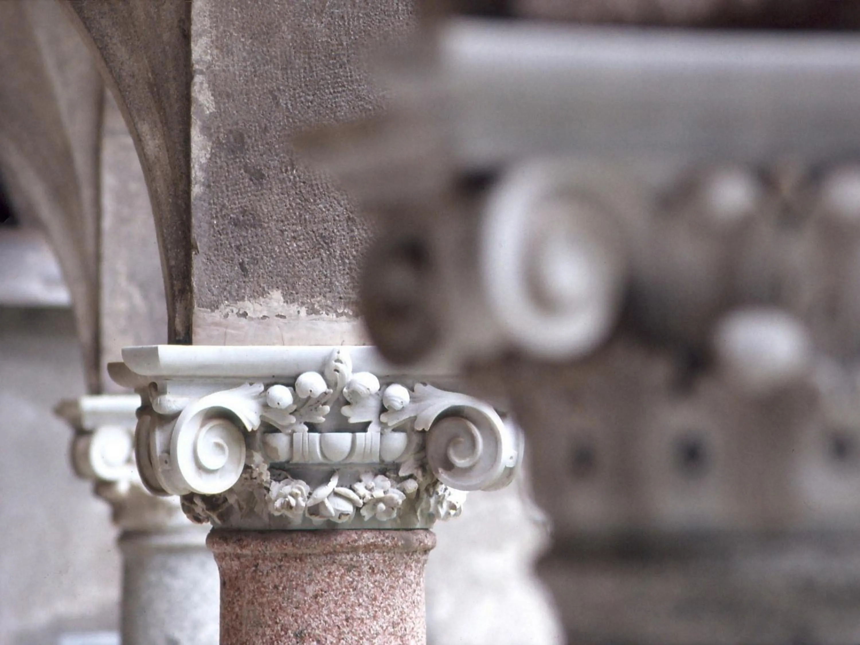 Decorative detail in CHÂTEAU CAGNINACCI B&B