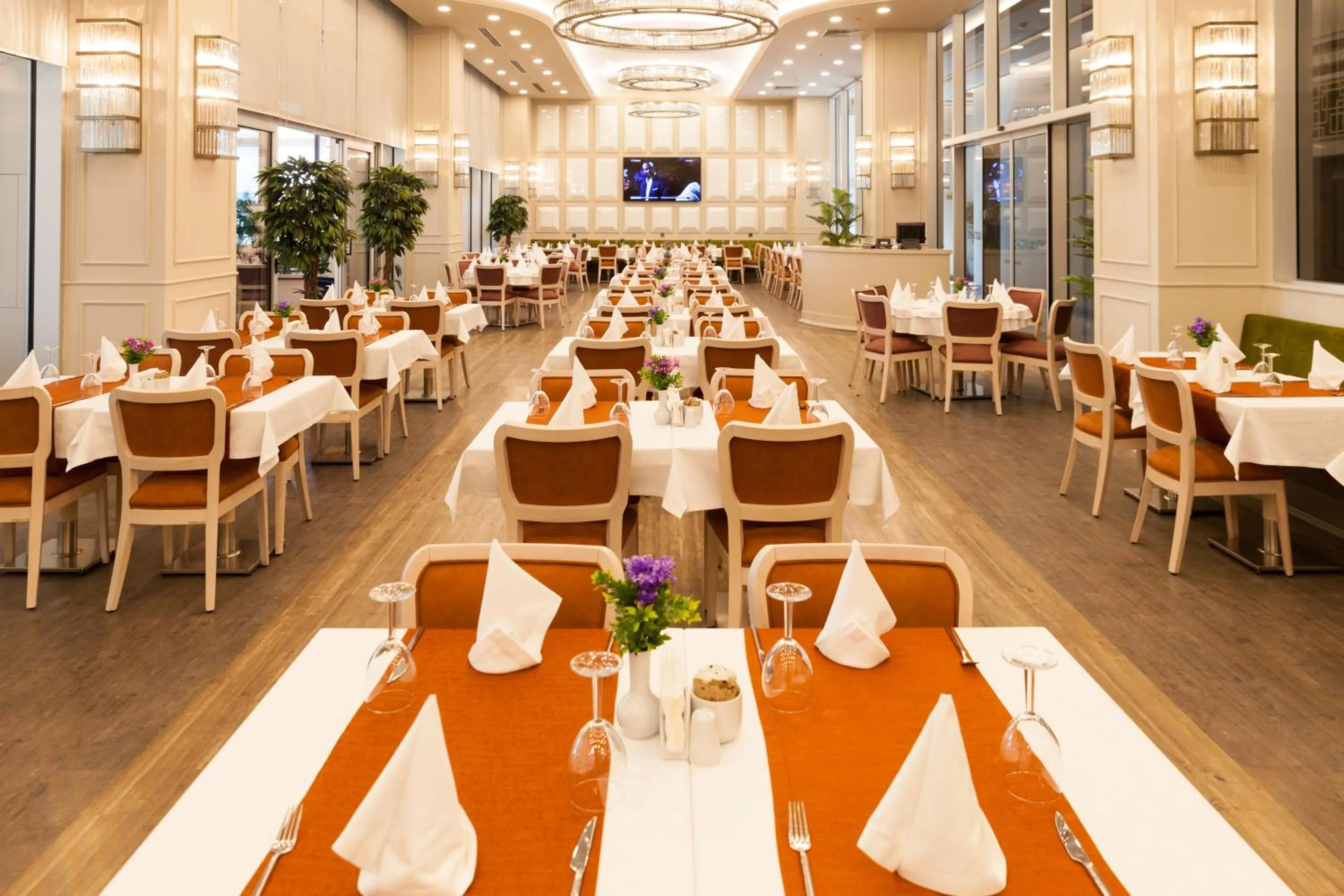 Restaurant/places to eat in Hm Commerce Hotel