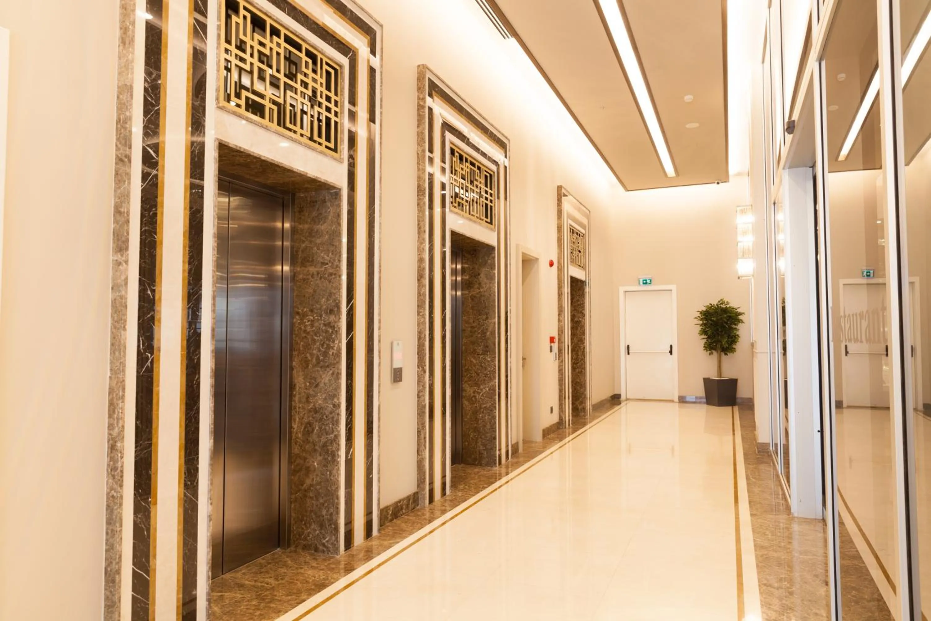 Restaurant/places to eat in Hm Commerce Hotel