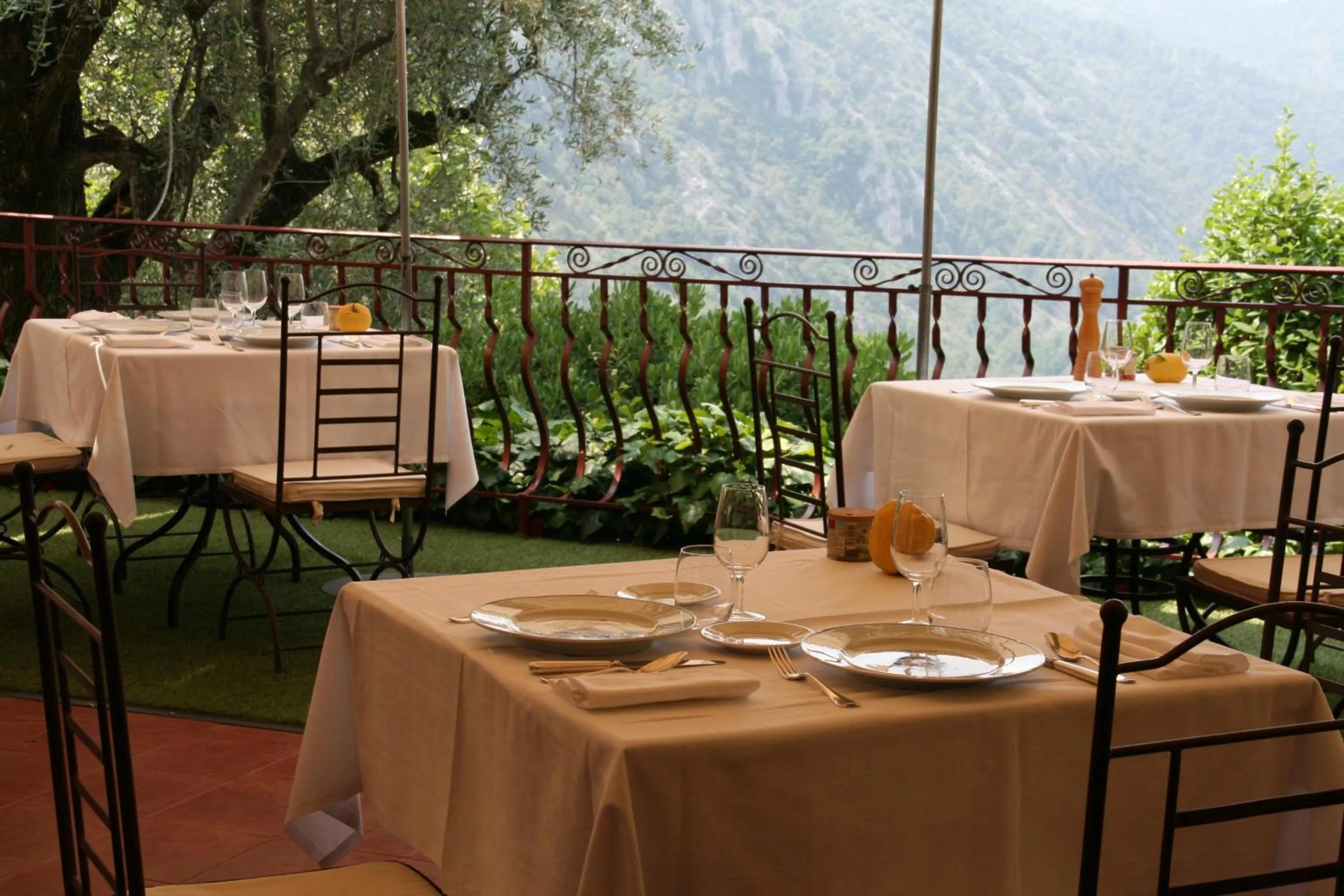 Restaurant/places to eat in Auberge De La Madone