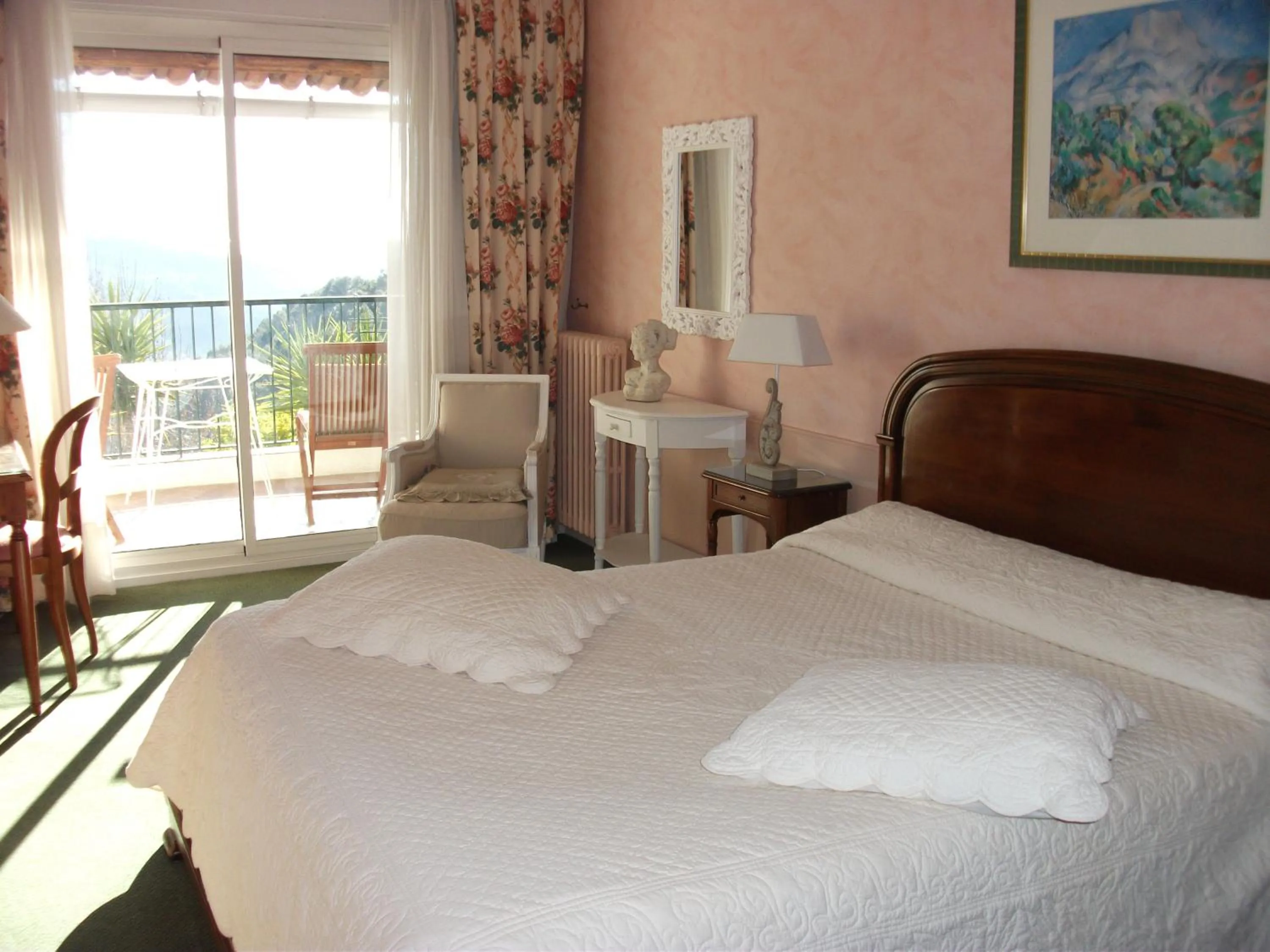Photo of the whole room, Bed in Auberge De La Madone