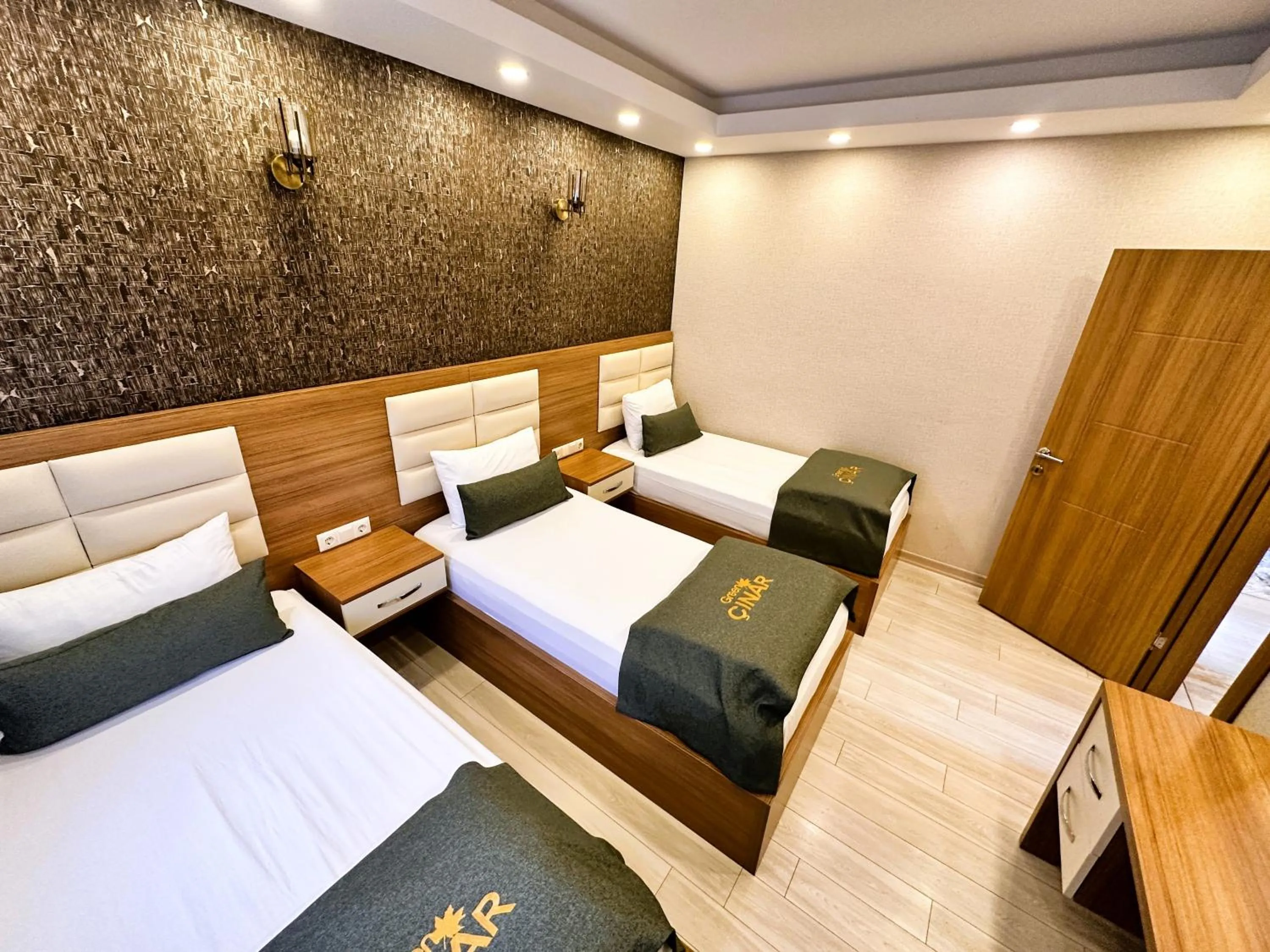 Photo of the whole room, Bed in Green Cinar Apart