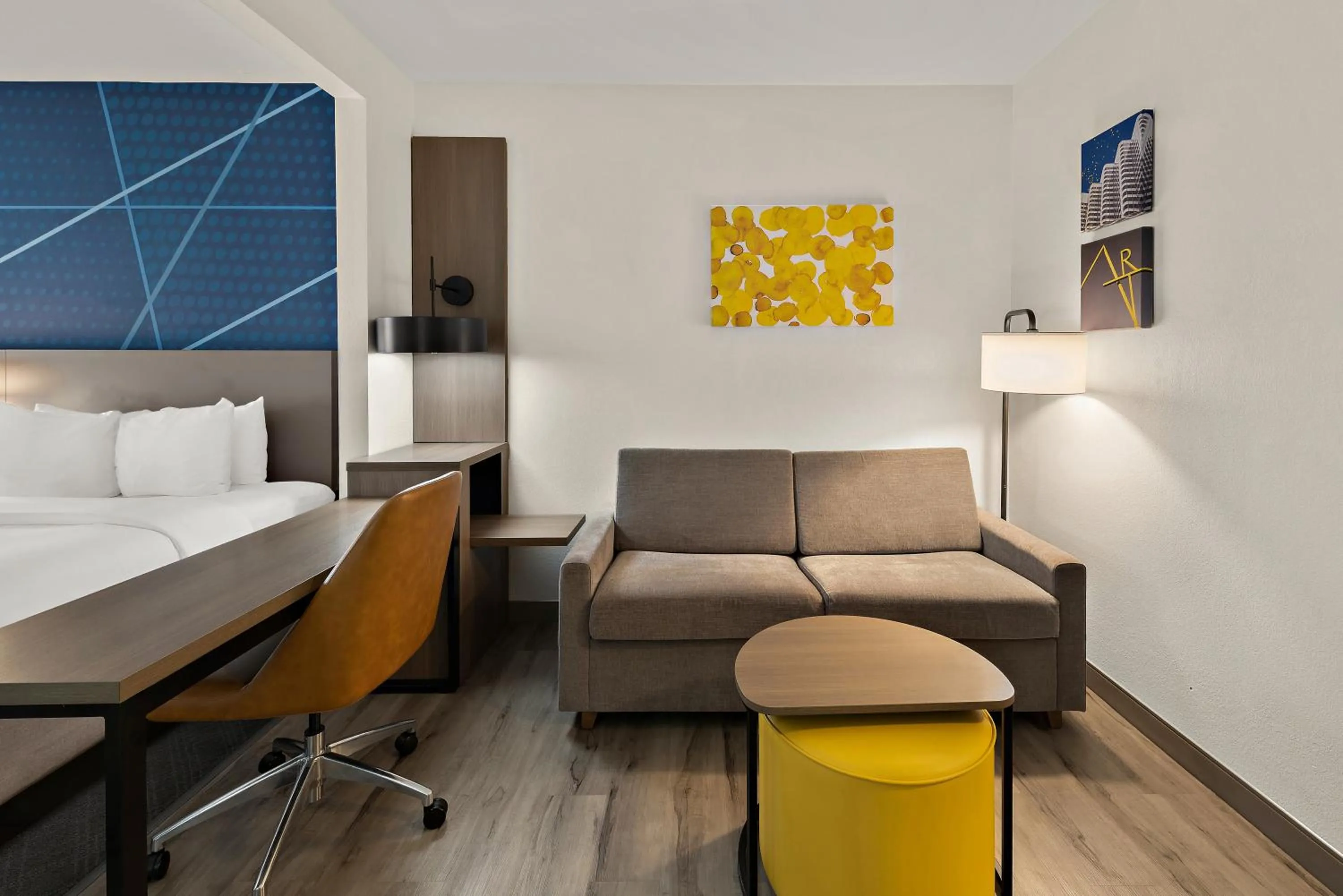 Seating area, Bed in Comfort Suites Columbus East Broad