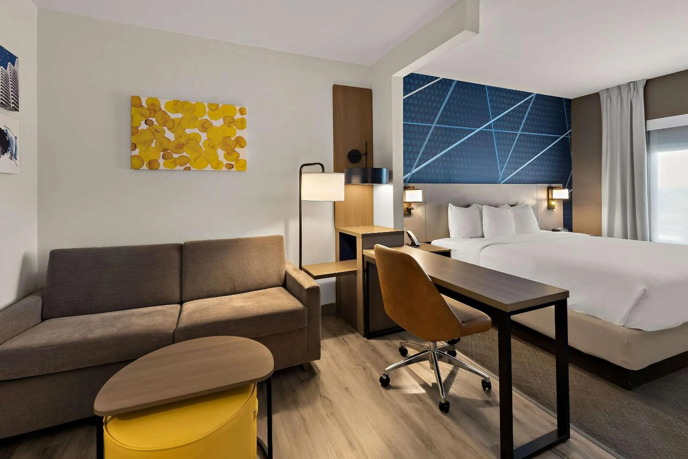 Bedroom, Bed in Comfort Suites Columbus East Broad