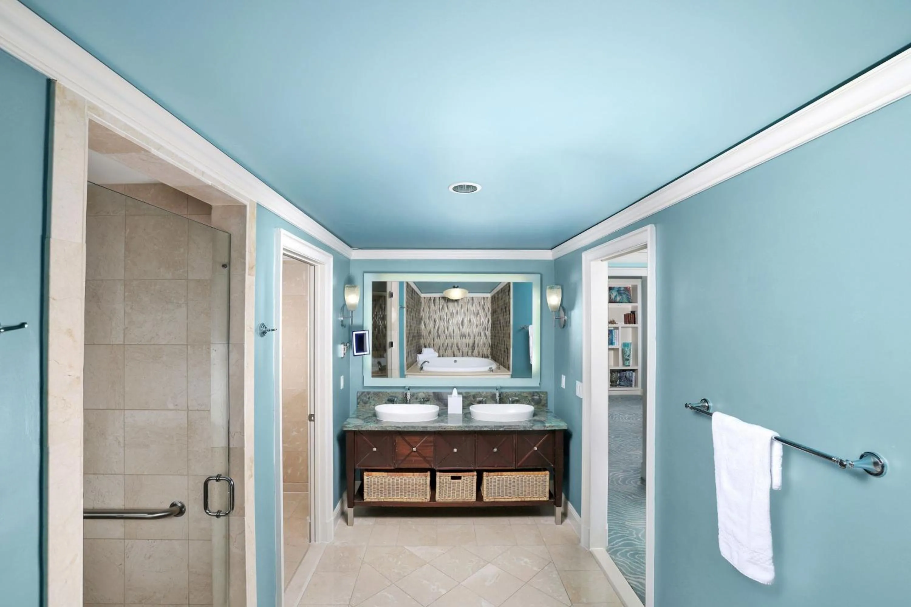 Bathroom, Bed in The Ritz-Carlton Key Biscayne, Miami