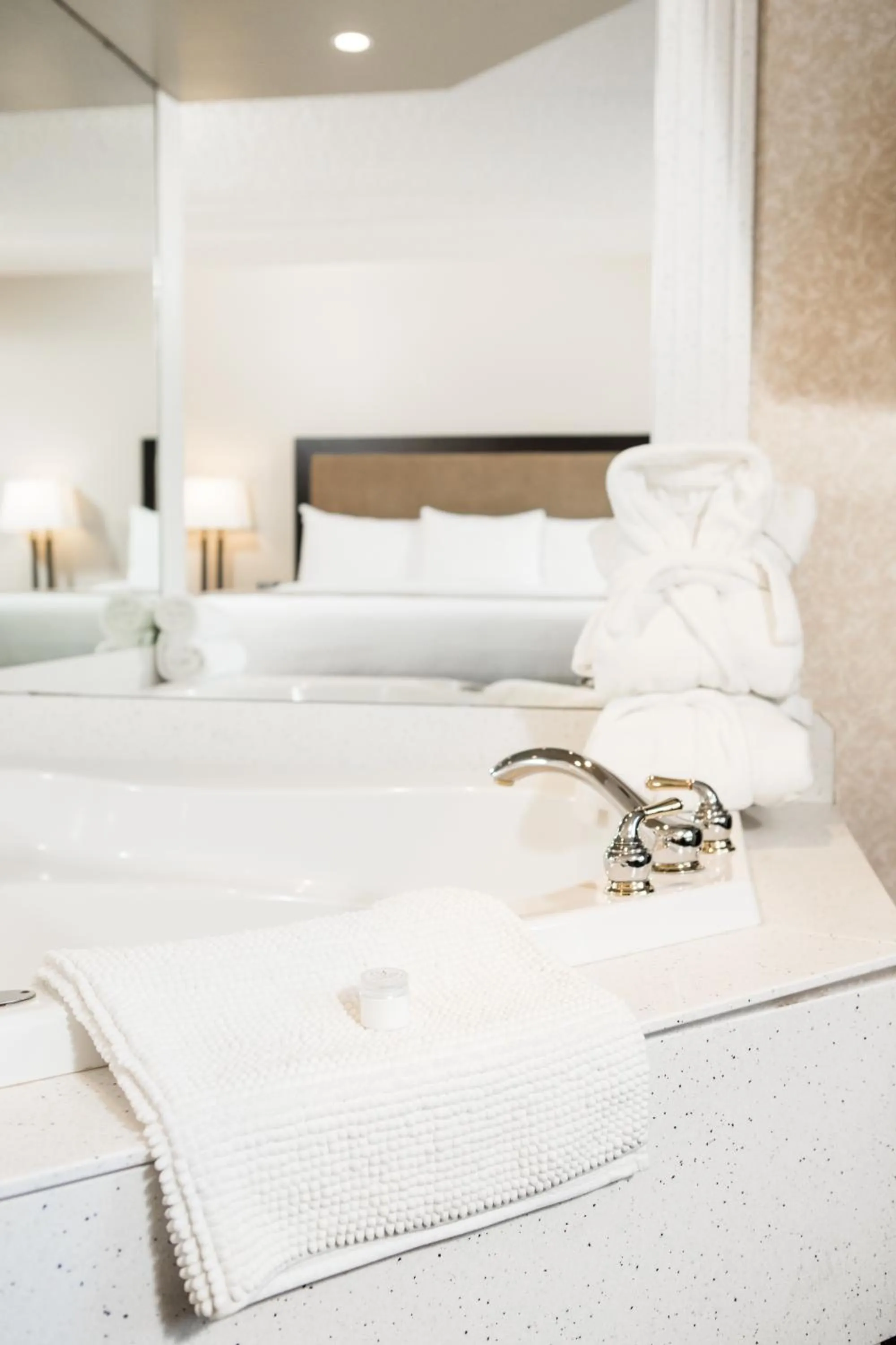 Hot Tub, Bed in Park Town Hotel