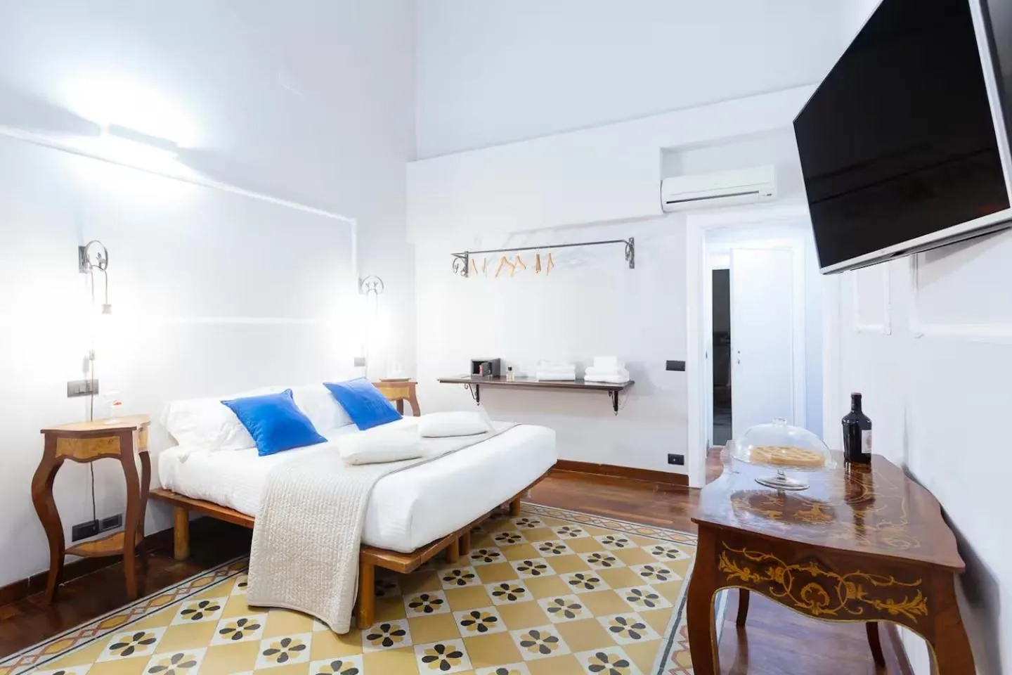 Bedroom, Bed in Palazzo Del Duca Piazza Navona Campo dei Fiori Piazza del Fico Guest House