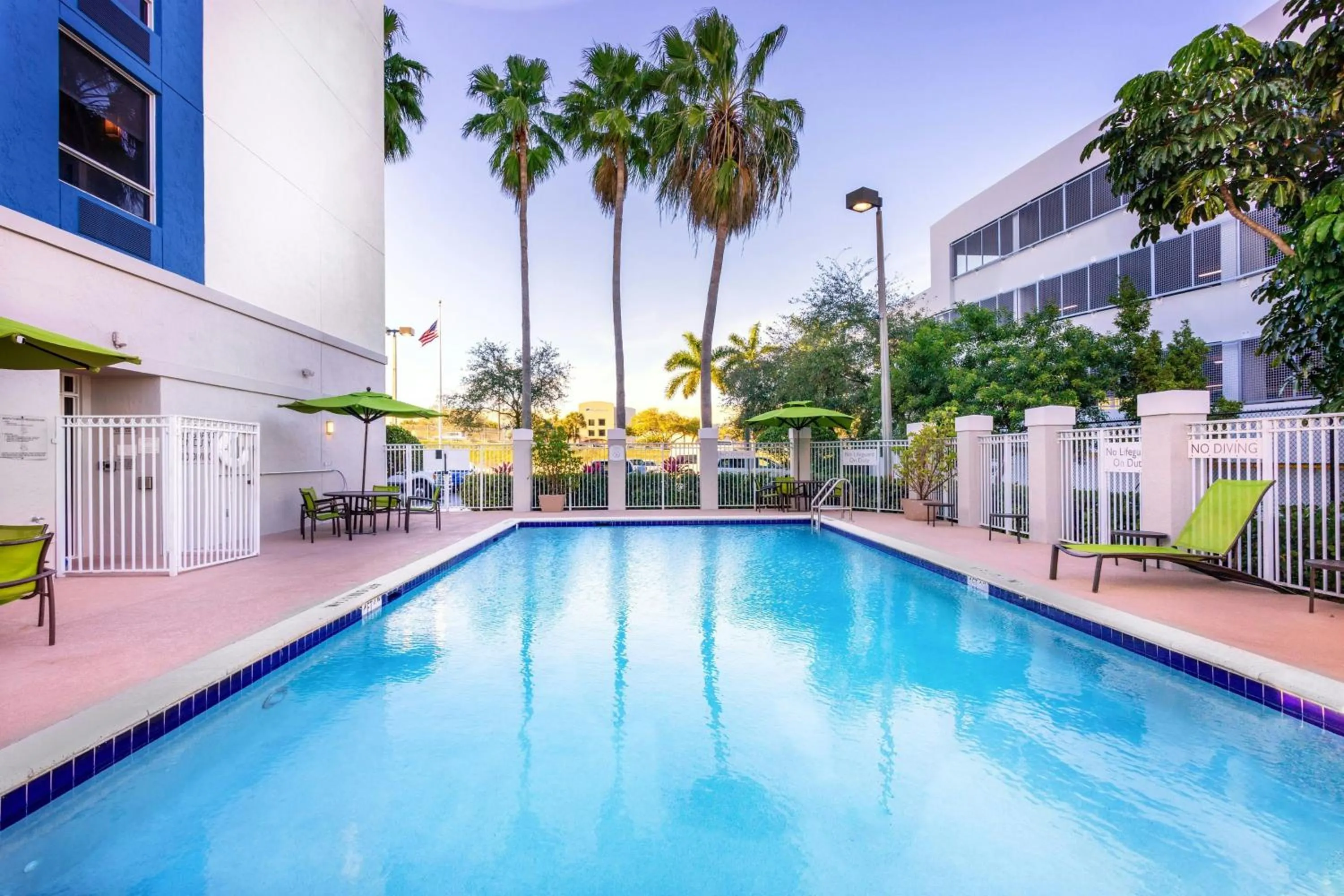 Swimming pool in SpringHill Suites by Marriott Miami Airport South Blue Lagoon Area