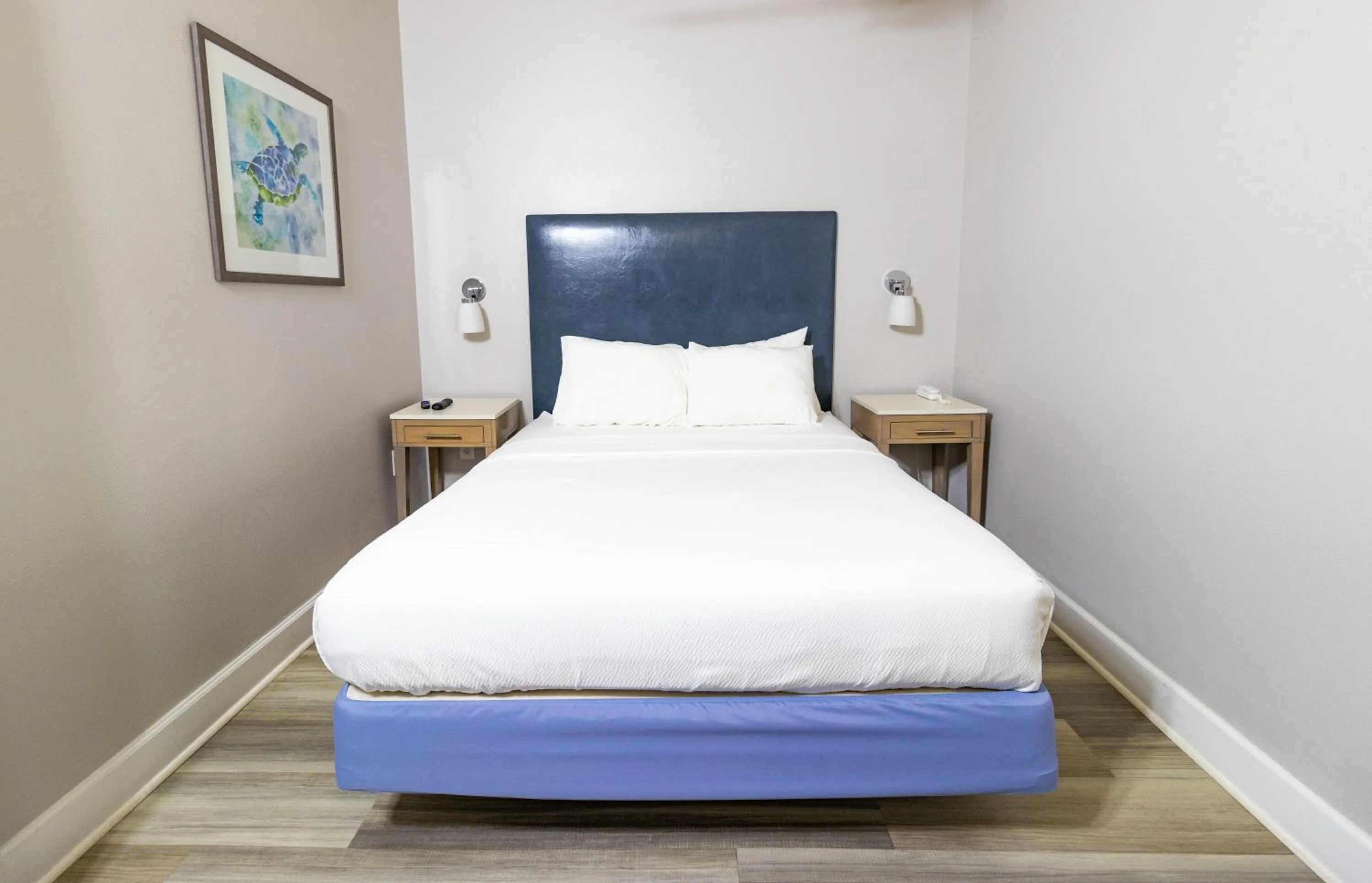 Bed in Seaside Amelia Inn - Amelia Island