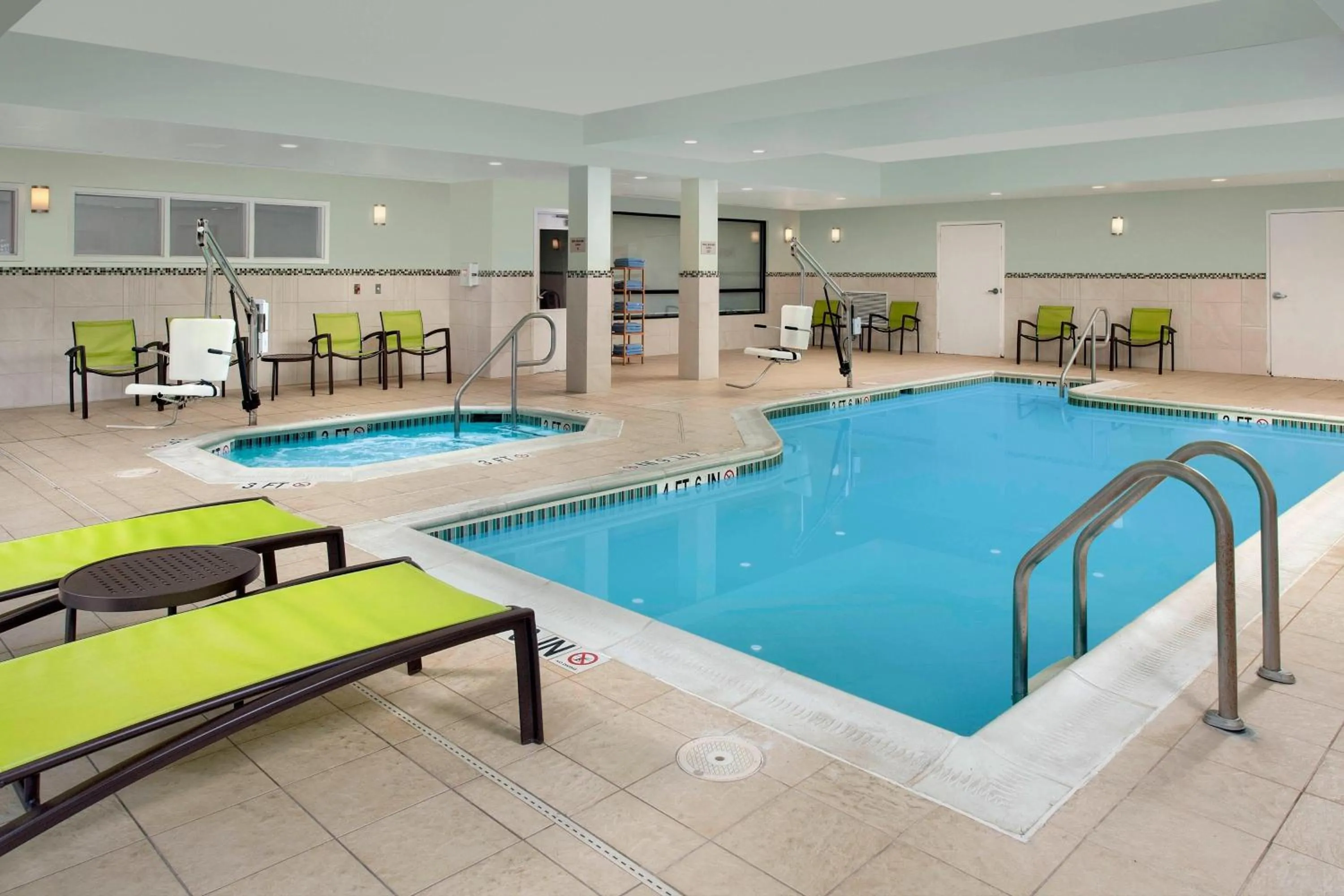Swimming pool in SpringHill Suites Alexandria