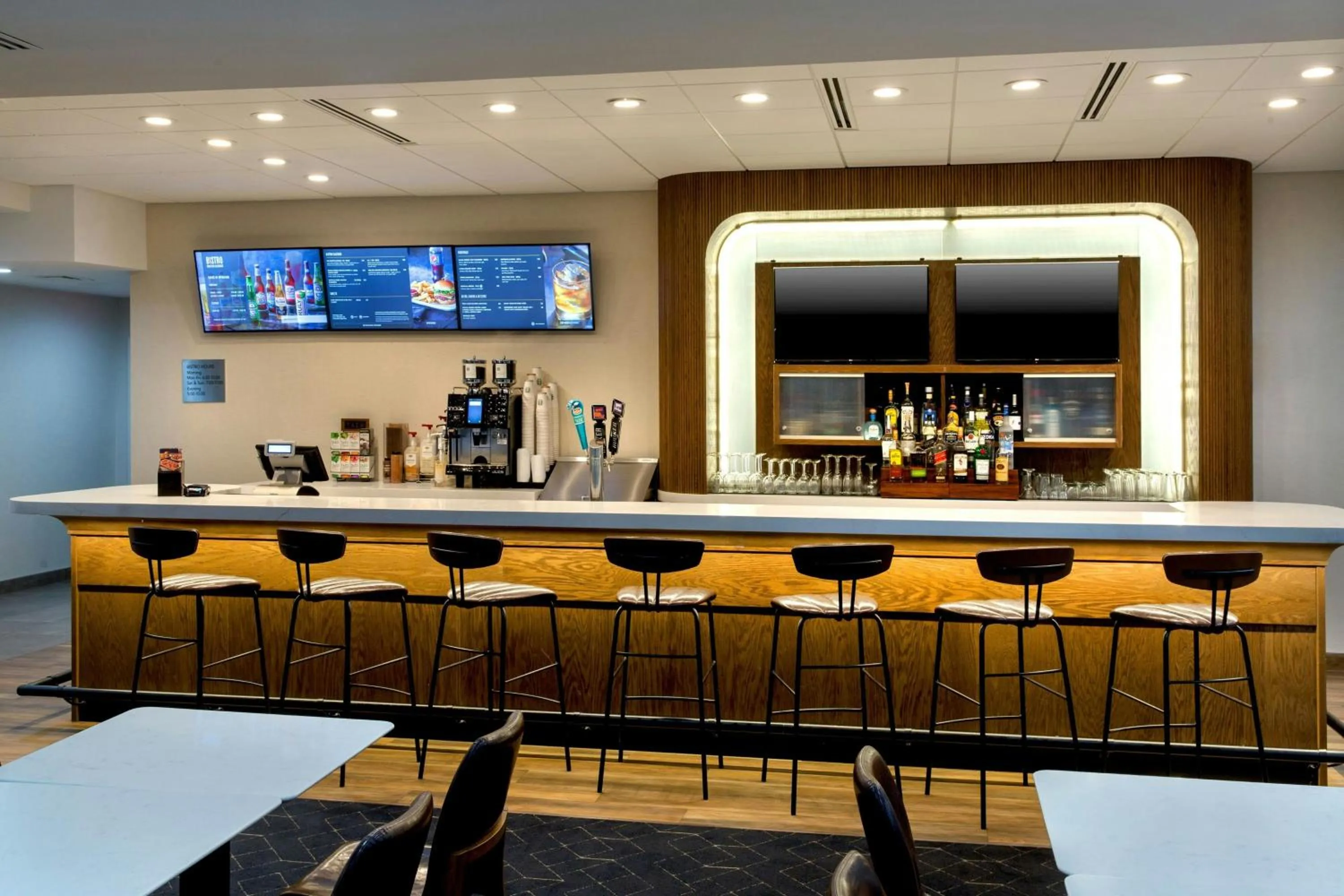 Lounge or bar in Courtyard by Marriott New Haven Orange