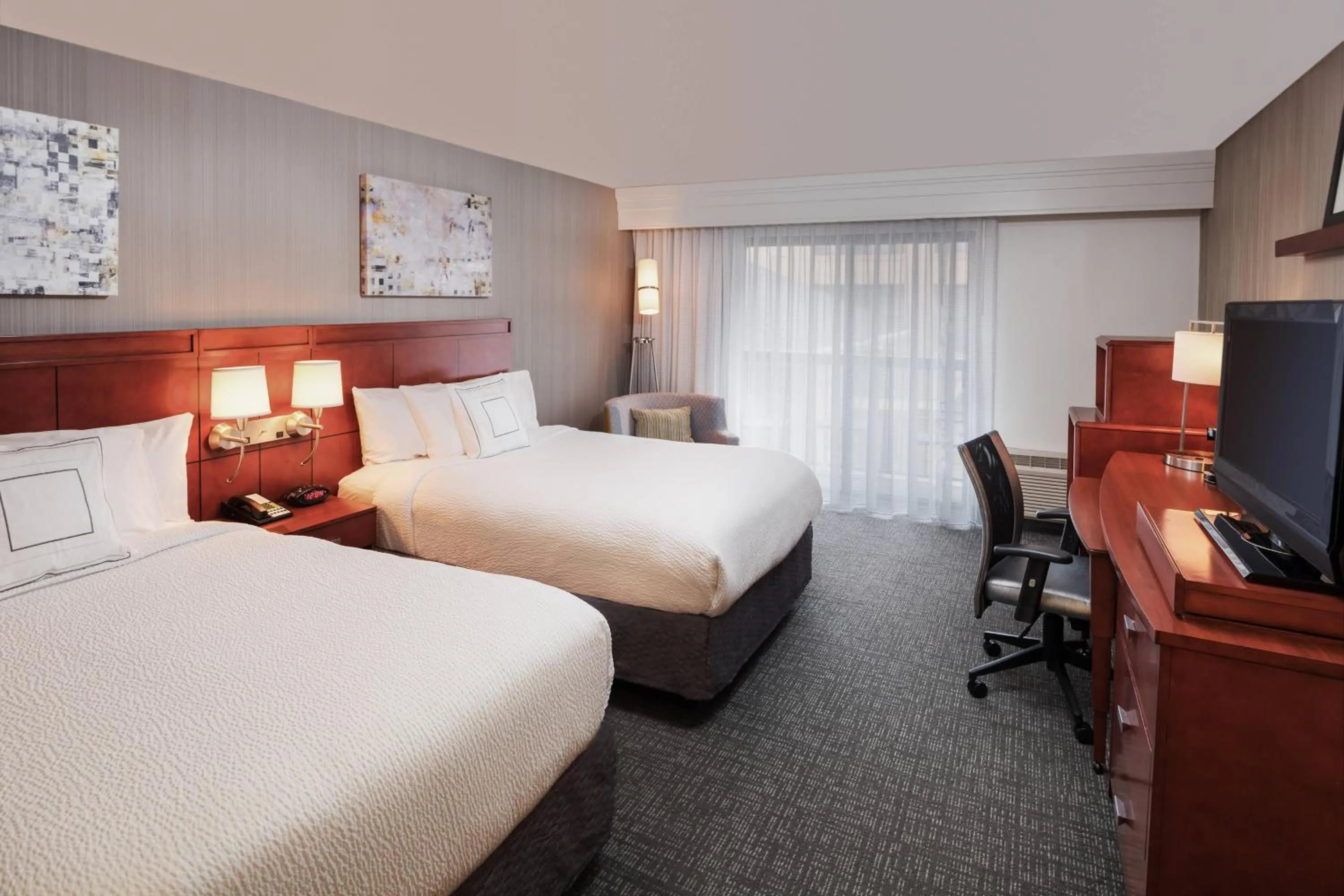 Photo of the whole room, Bed in Courtyard by Marriott New Haven Orange