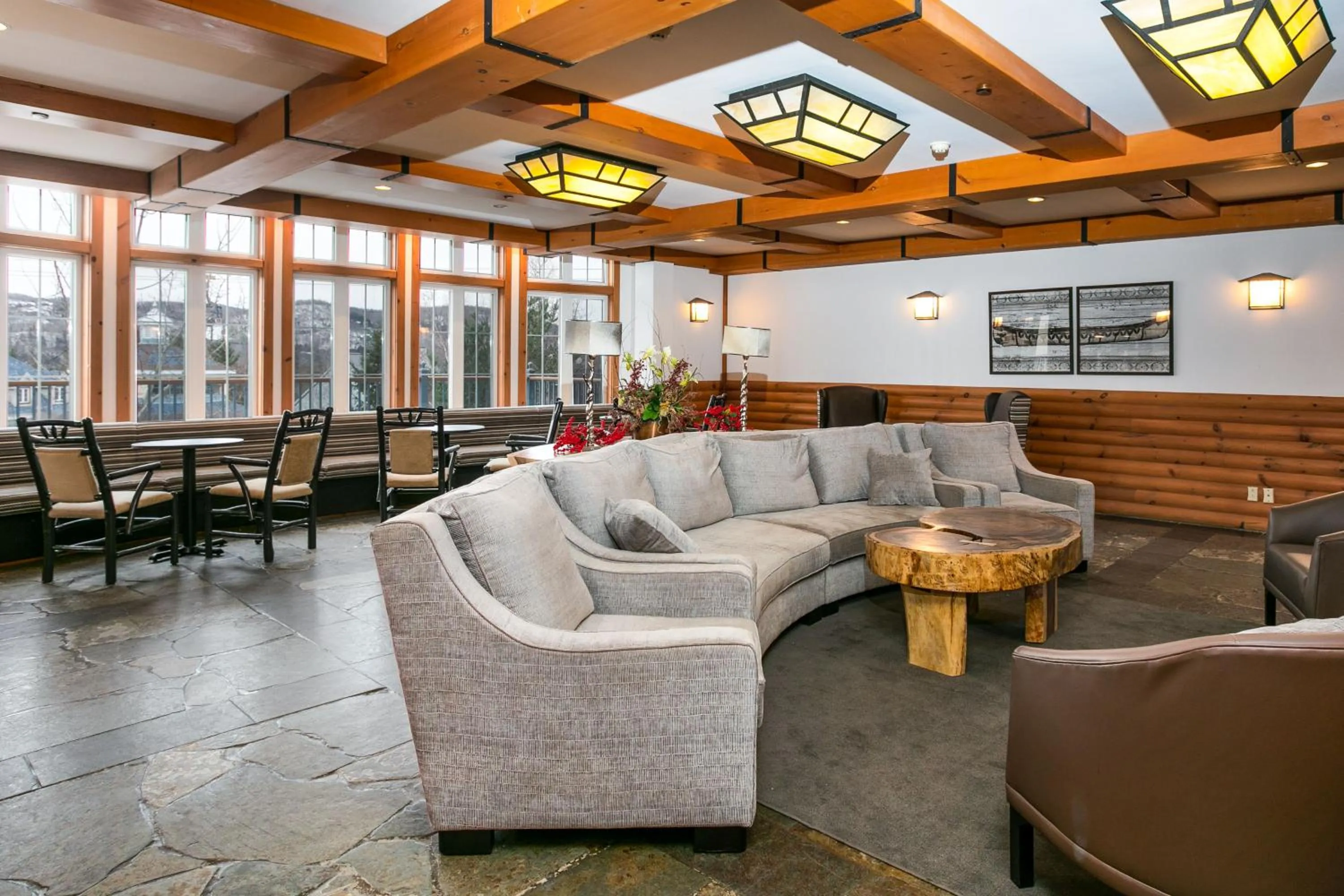 Communal lounge/ TV room in Lodge de la Montagne