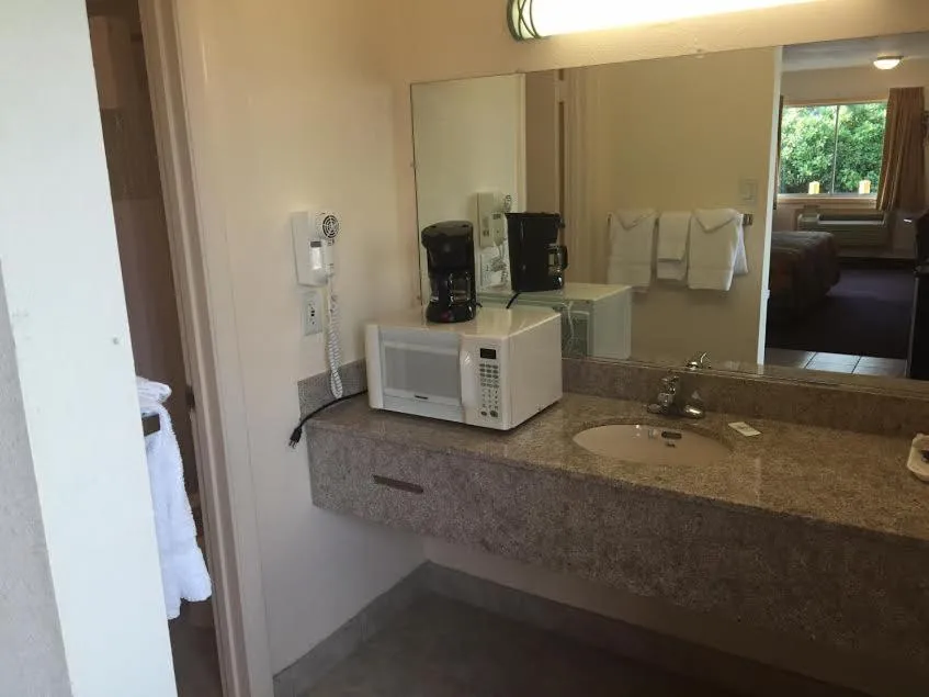 Coffee/tea facilities in Belmont Inn and Suites