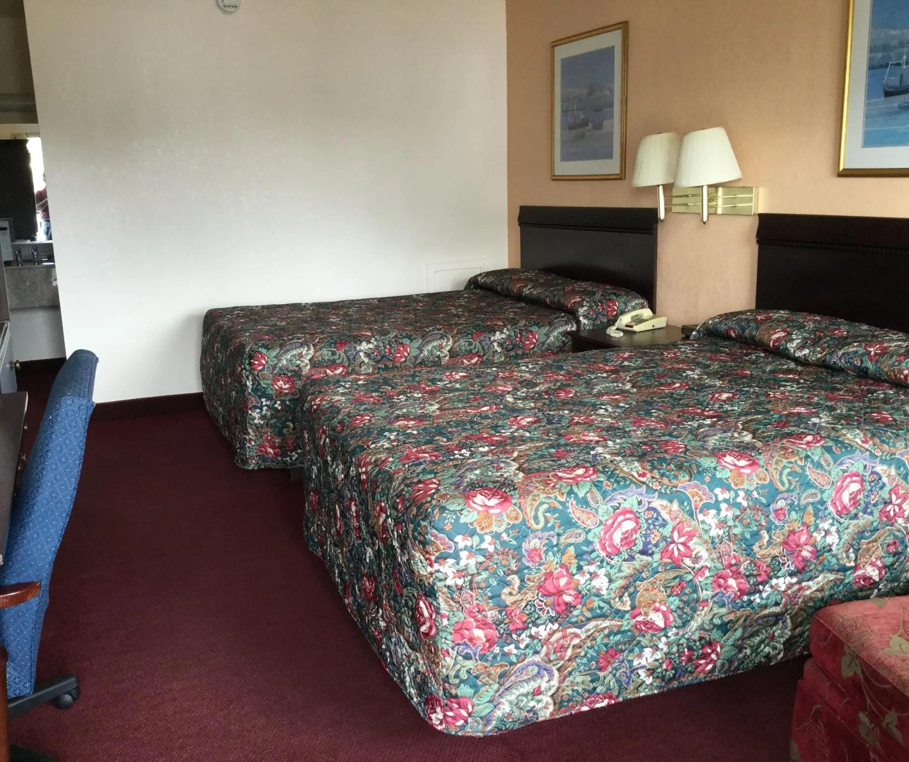 Photo of the whole room, Bed in Belmont Inn and Suites