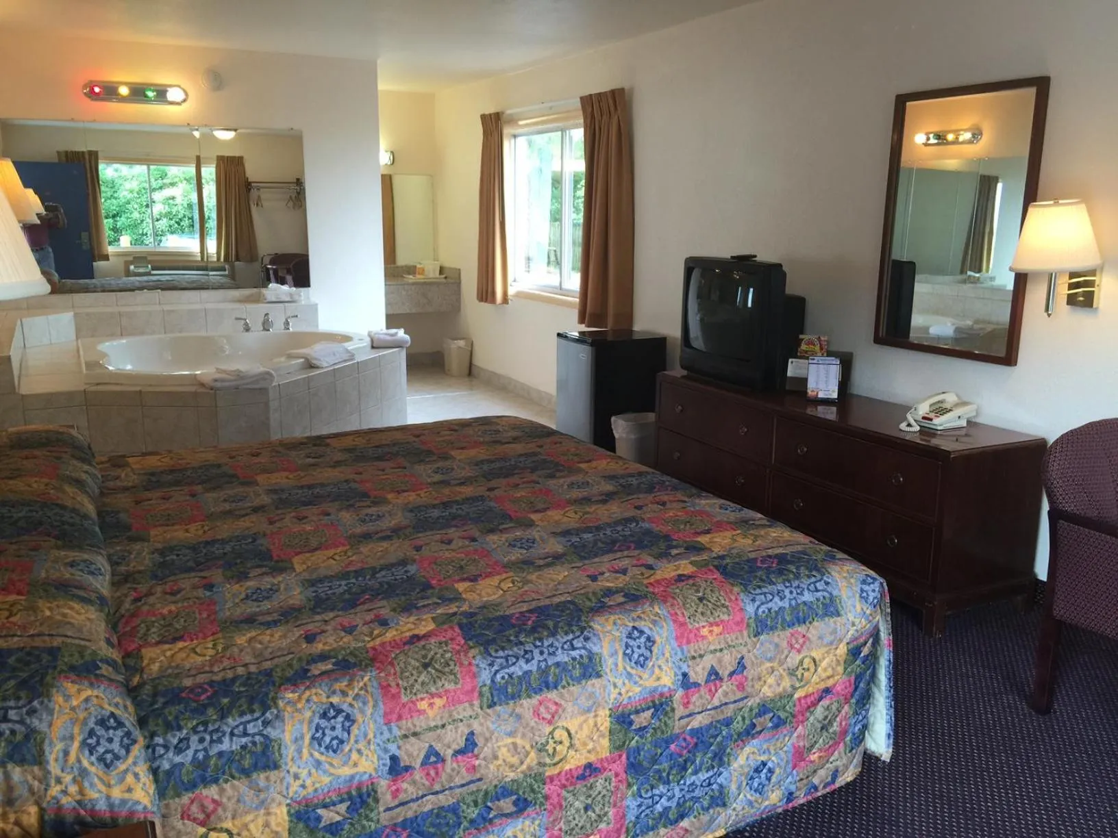 Photo of the whole room, Bed in Belmont Inn and Suites