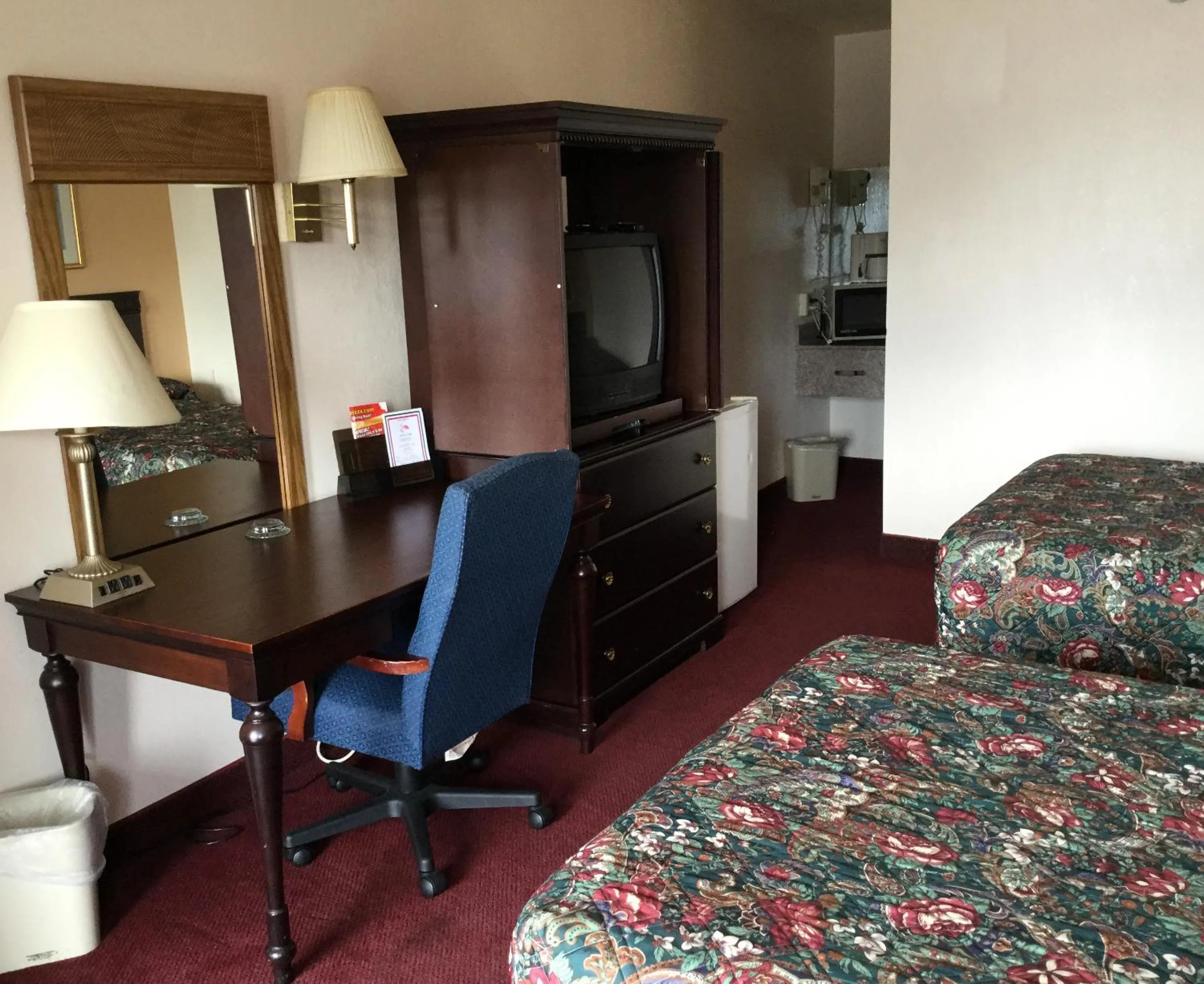 Photo of the whole room, Bed in Belmont Inn and Suites