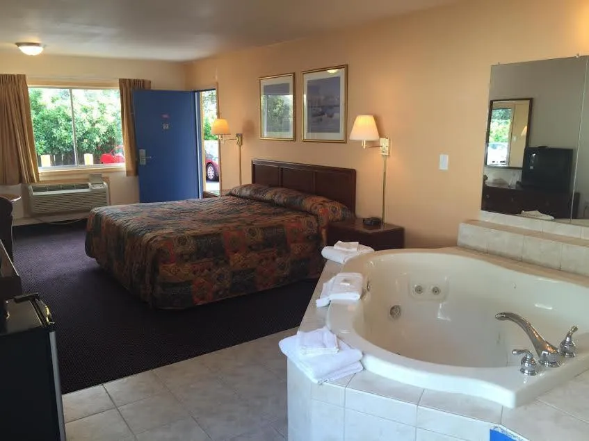 Photo of the whole room, Bed in Belmont Inn and Suites