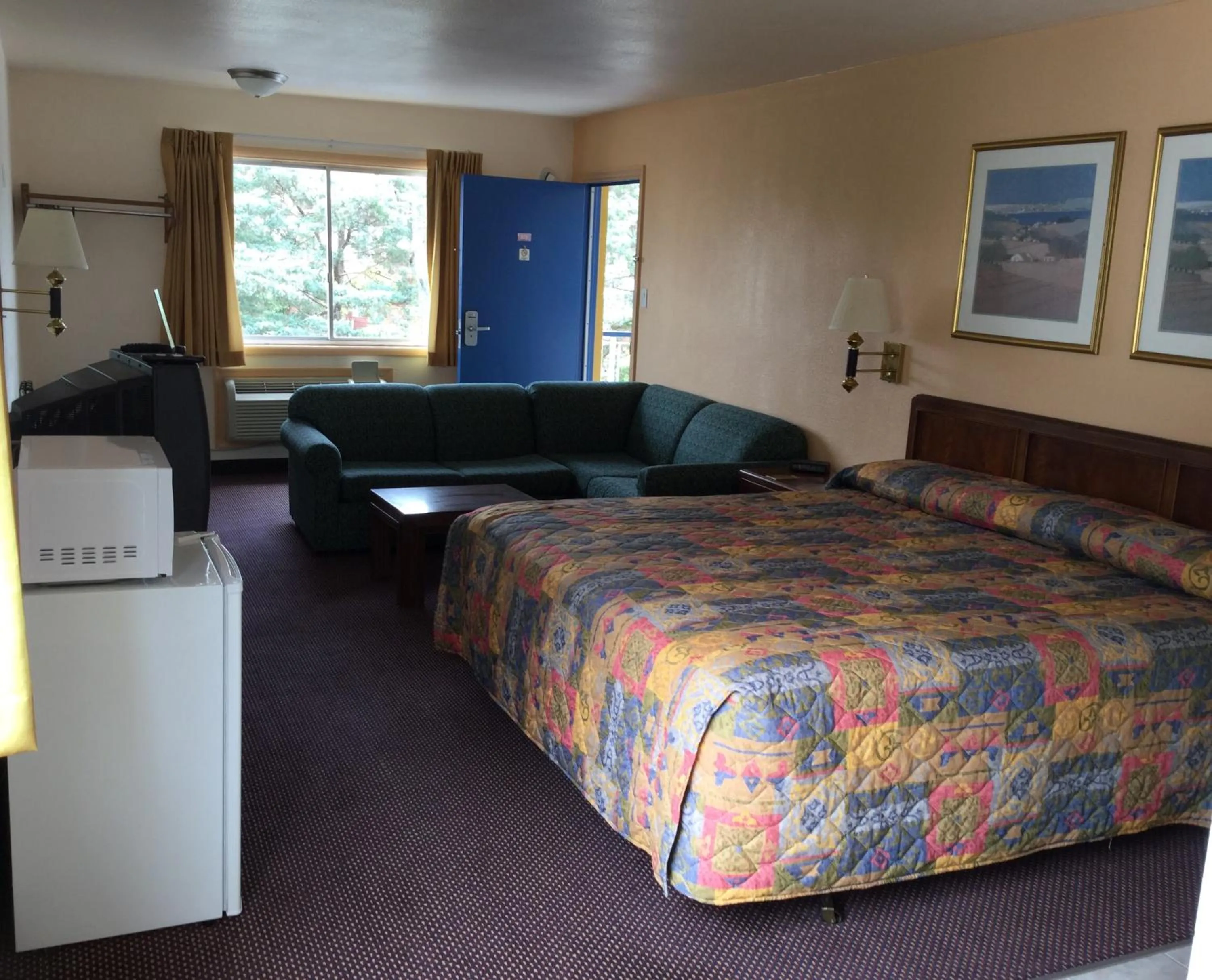 Photo of the whole room, Bed in Belmont Inn and Suites