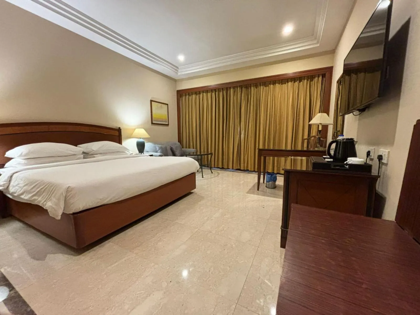 Bed in The Hans, New Delhi