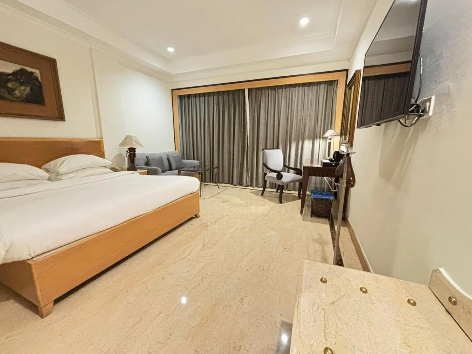 Bed in The Hans, New Delhi