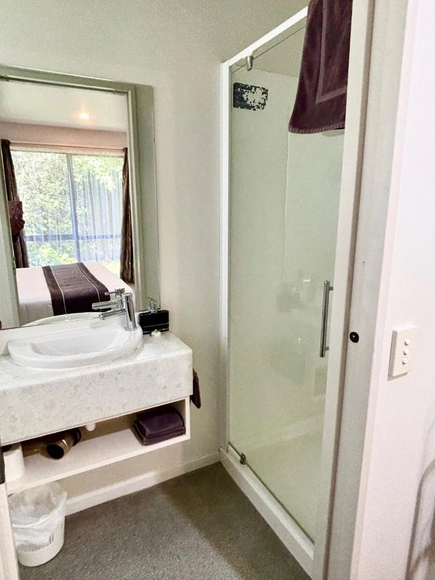 Shower, Bed in ASURE Phoenix Motor Inn