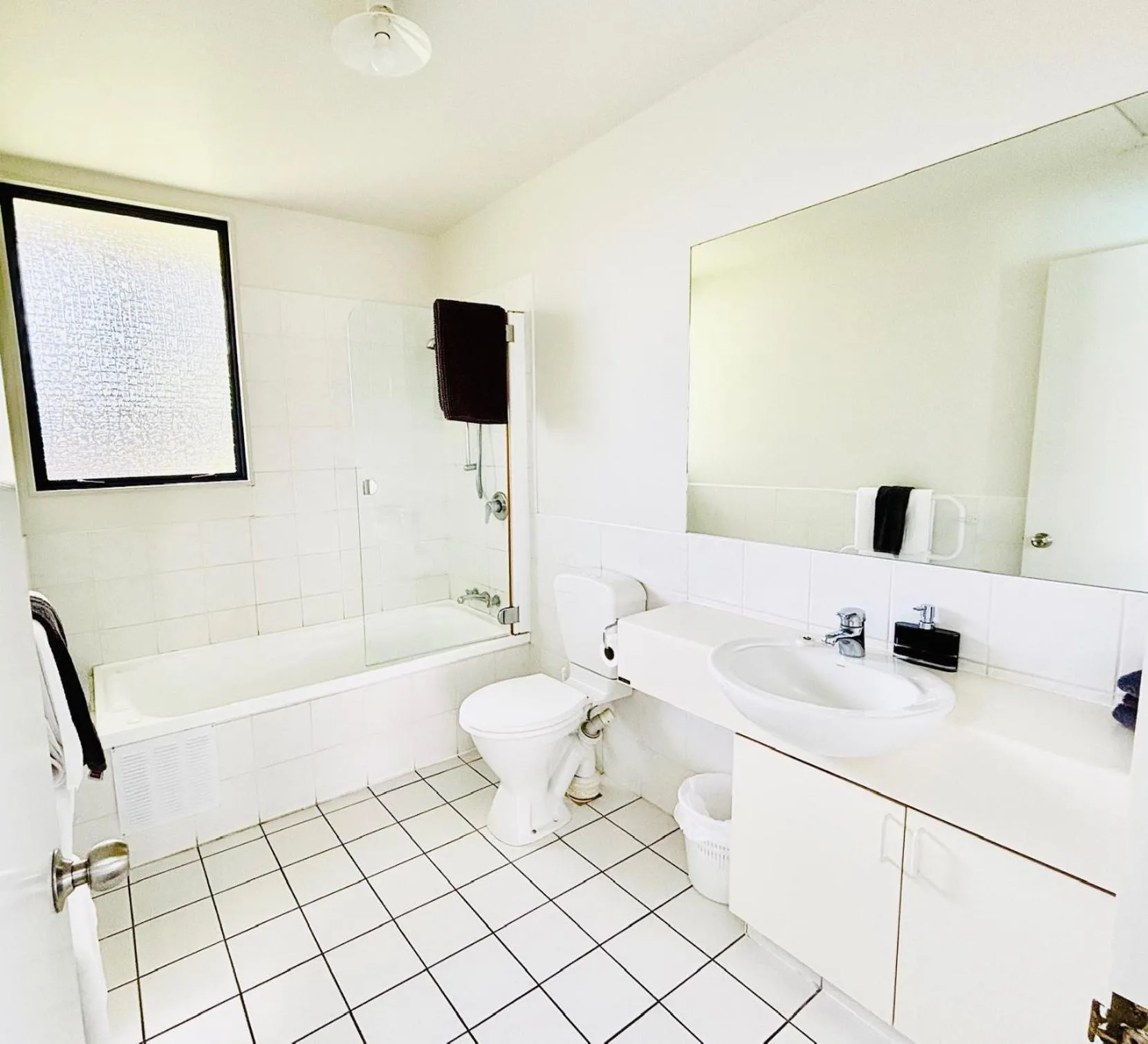 Shower in ASURE Phoenix Motor Inn