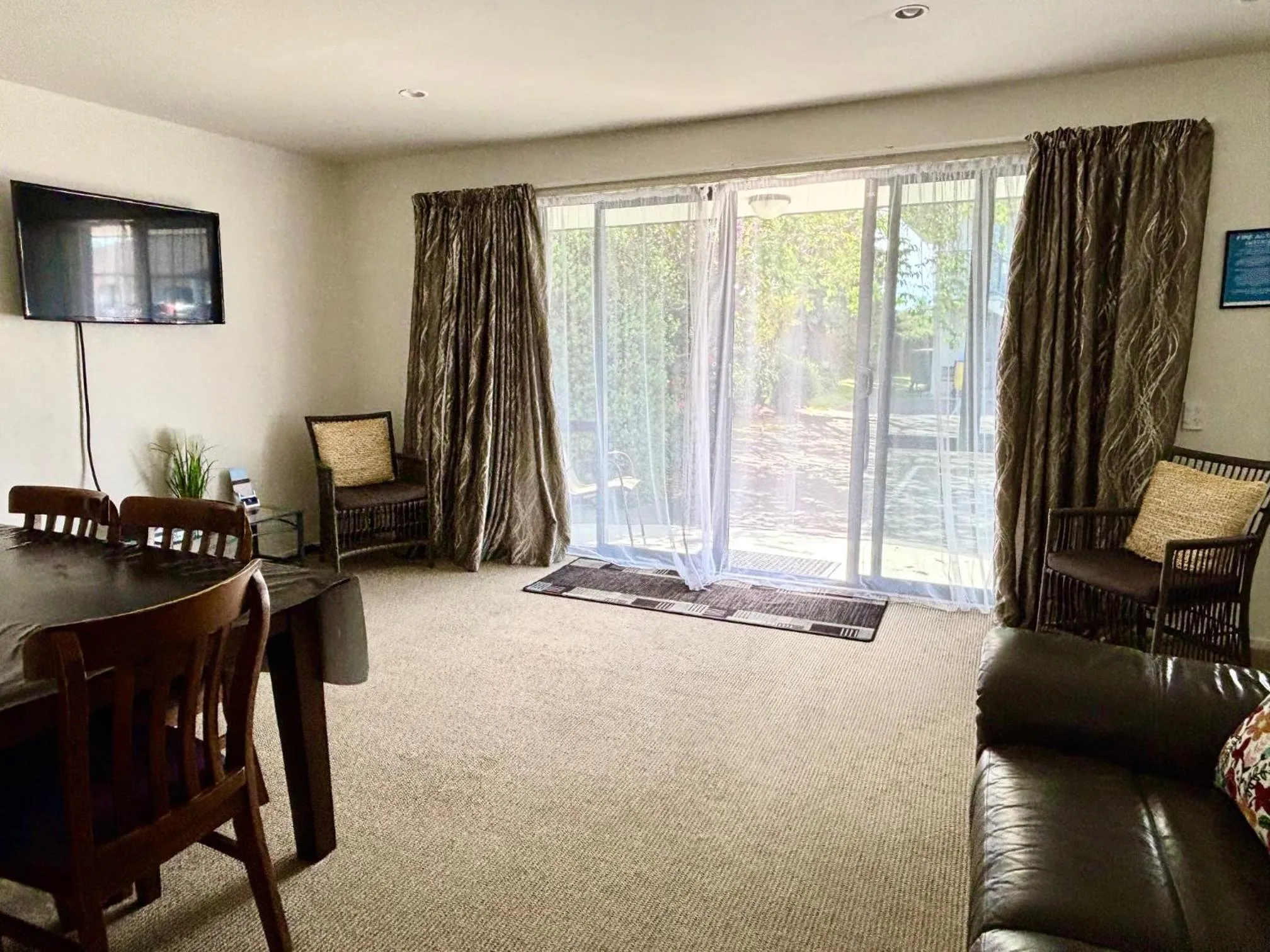 Living room in ASURE Phoenix Motor Inn