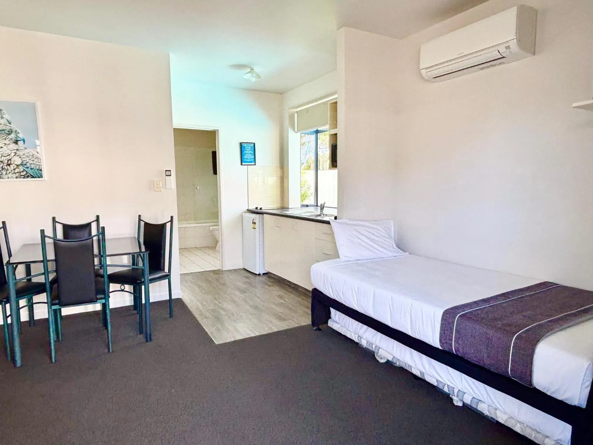 Living room, Bed in ASURE Phoenix Motor Inn