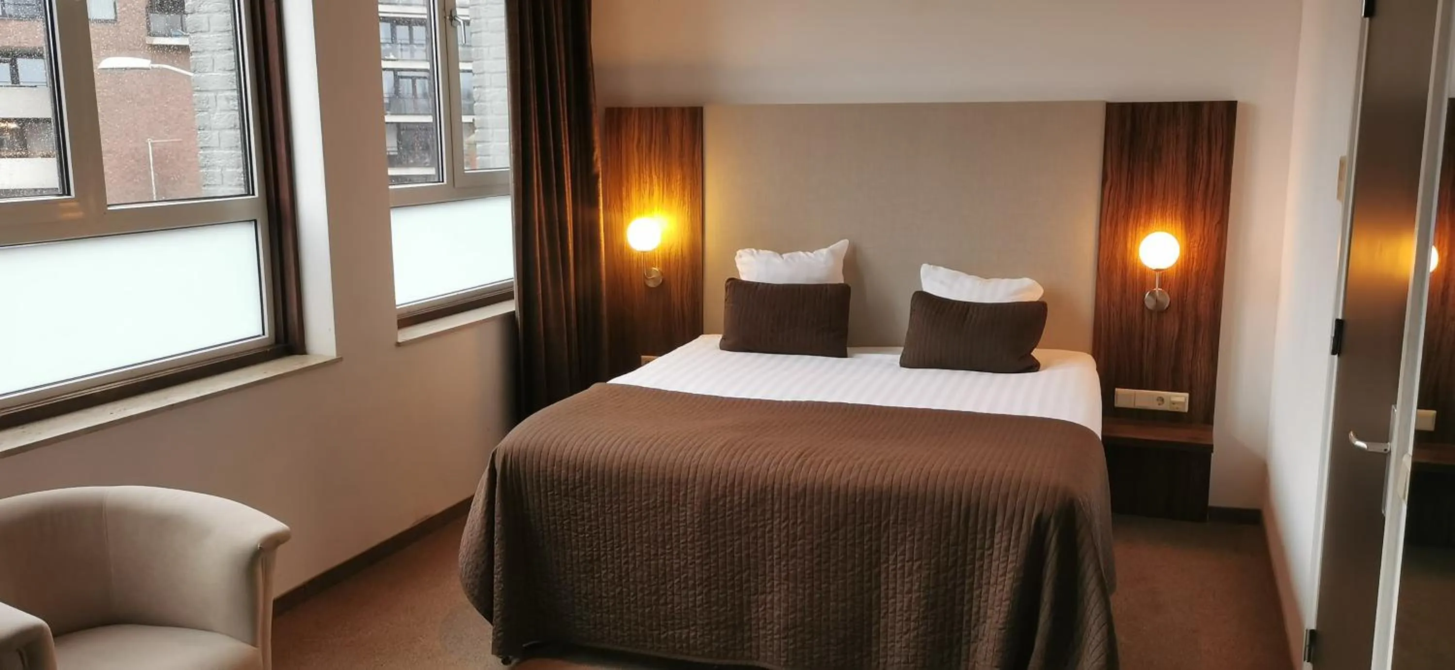 Bedroom, Bed in Hotel La Reine