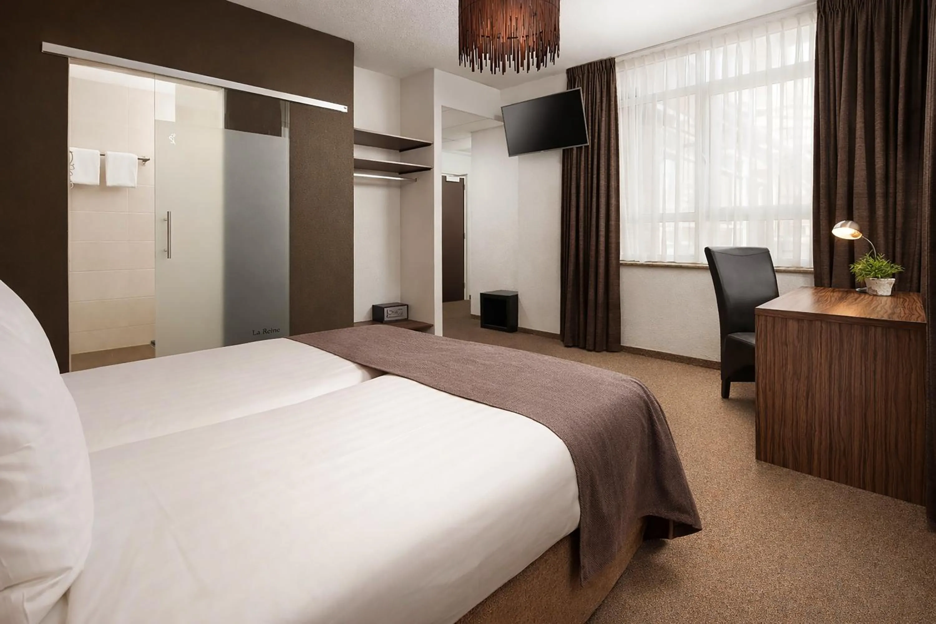 Bedroom, Bed in Hotel La Reine