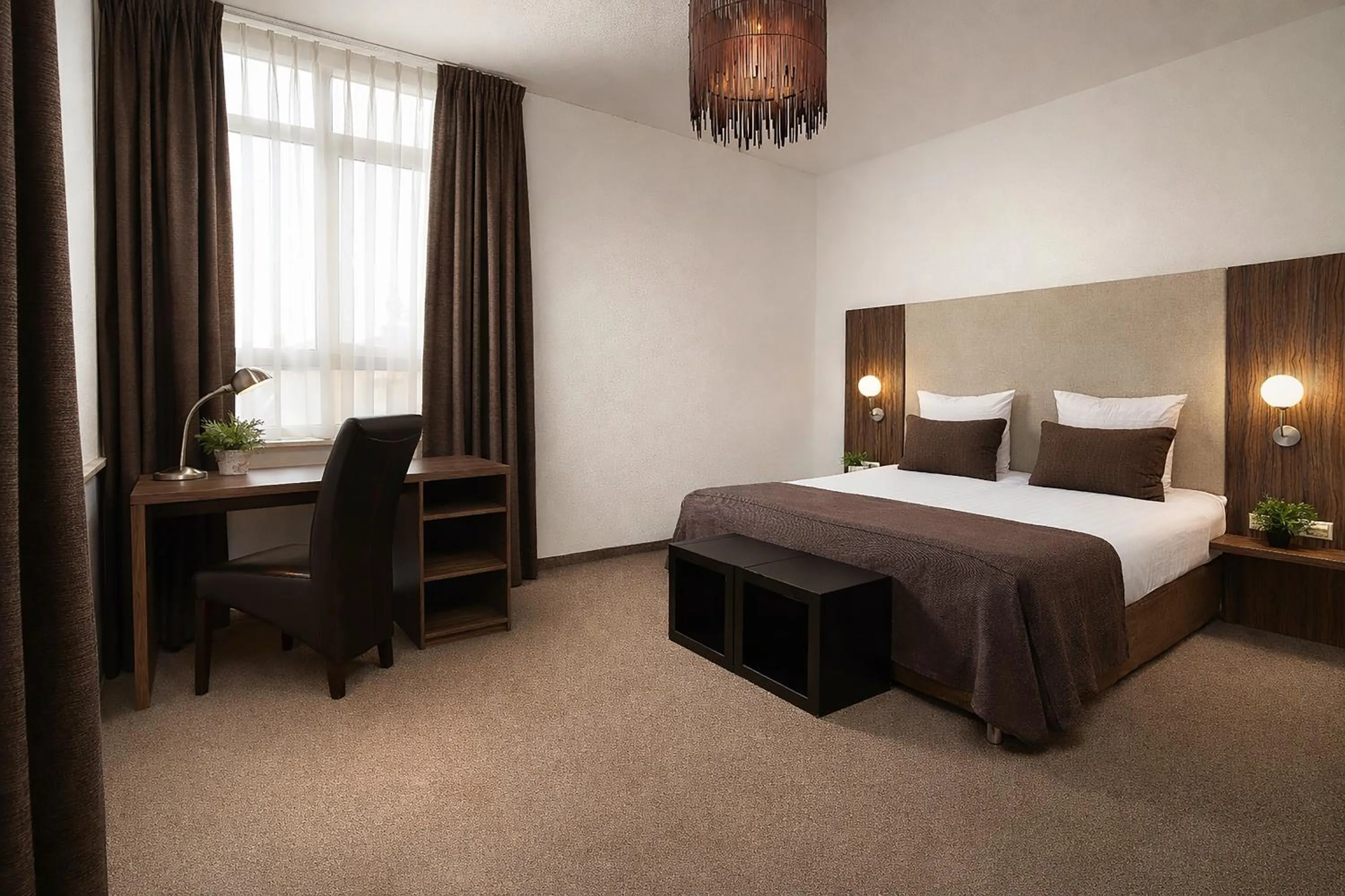 Bedroom, Bed in Hotel La Reine