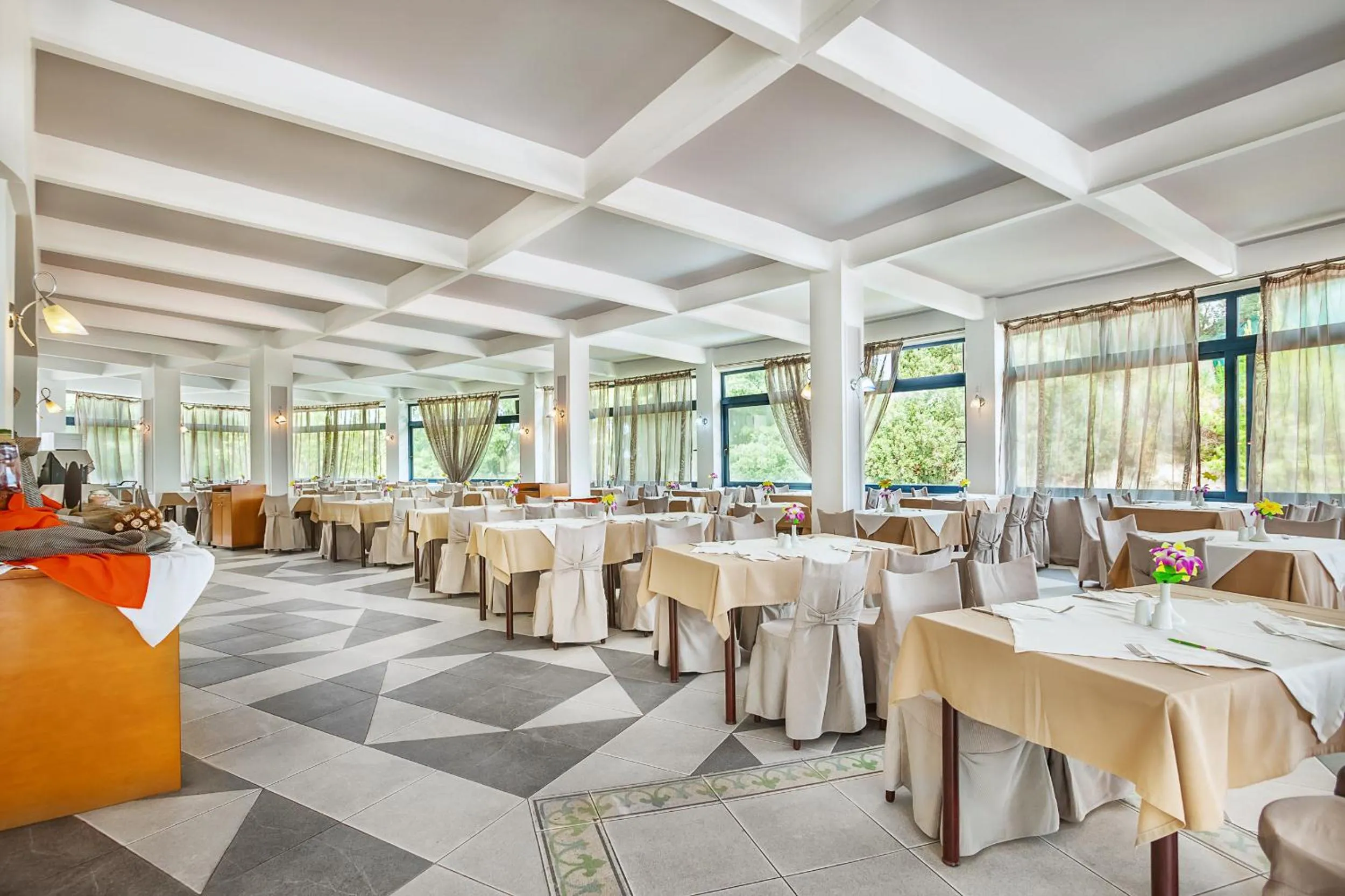 Restaurant/places to eat in Atrium Hotel