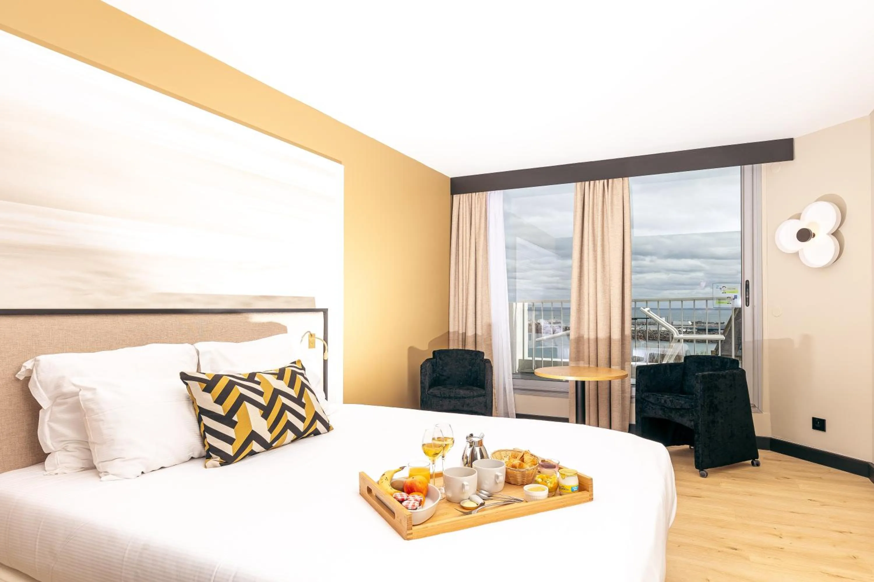 Bedroom, Bed in Hotel Ker Moor Saint-Quay Portrieux