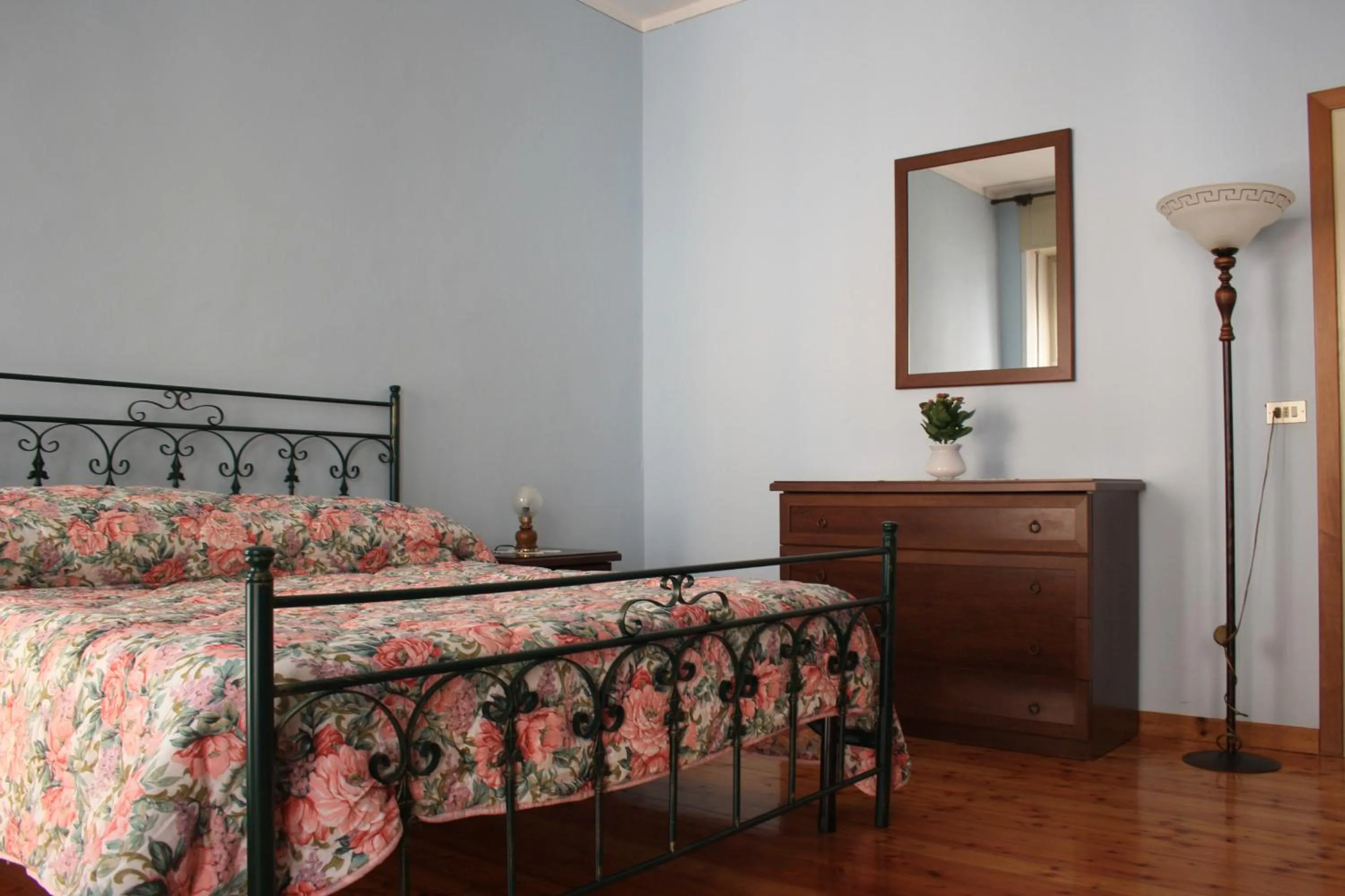 Photo of the whole room, Bed in Rosa Apartment