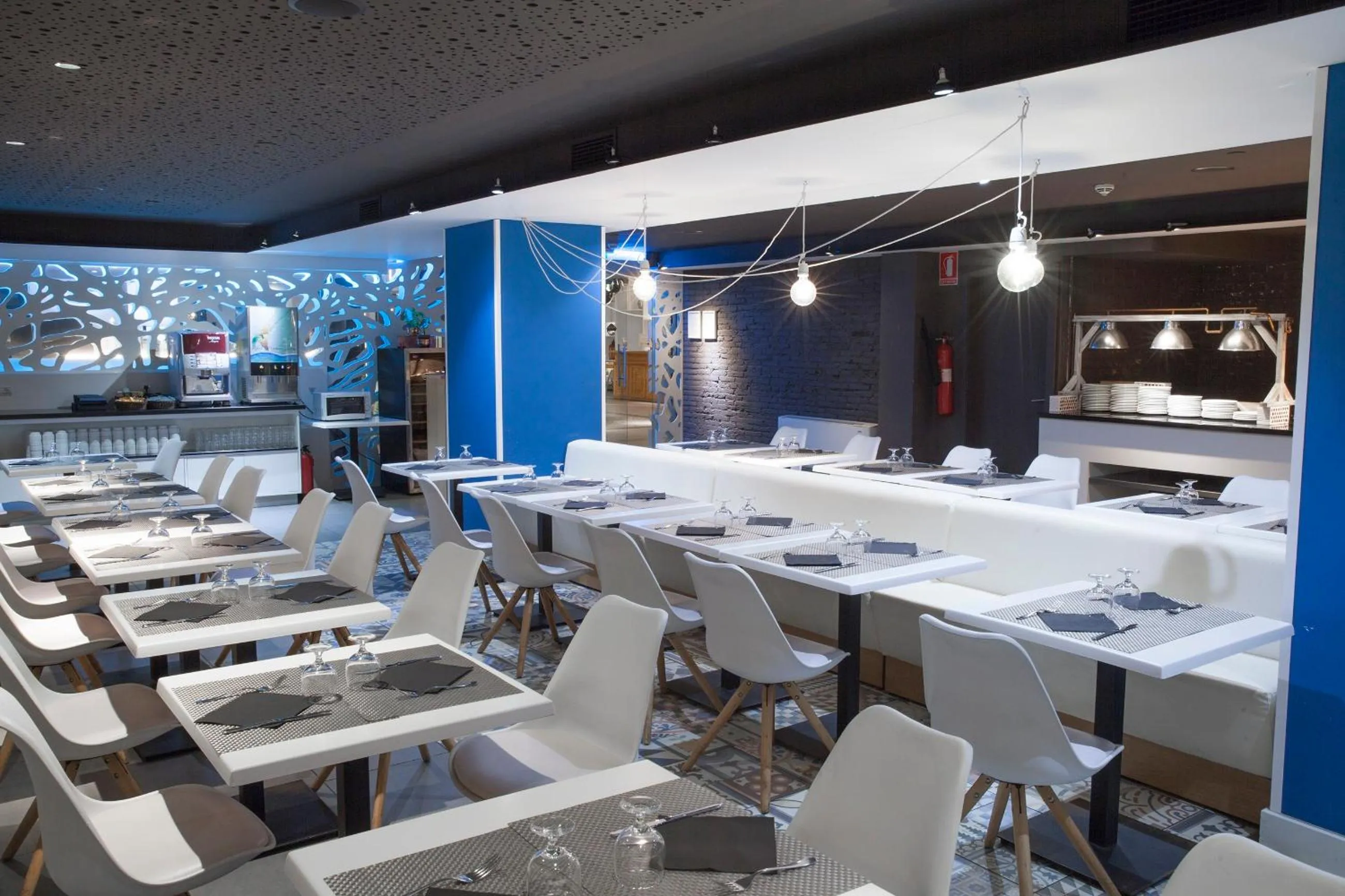 Restaurant/places to eat in Hotel Brisamar Suites