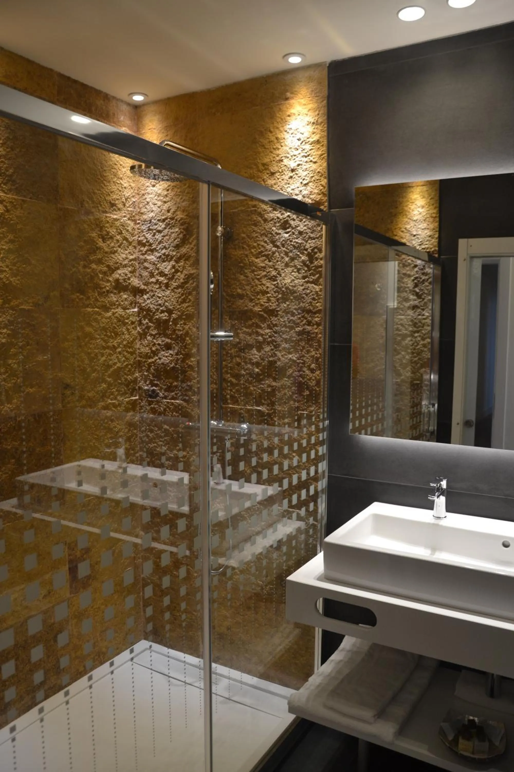 Shower in Hotel Brisamar Suites