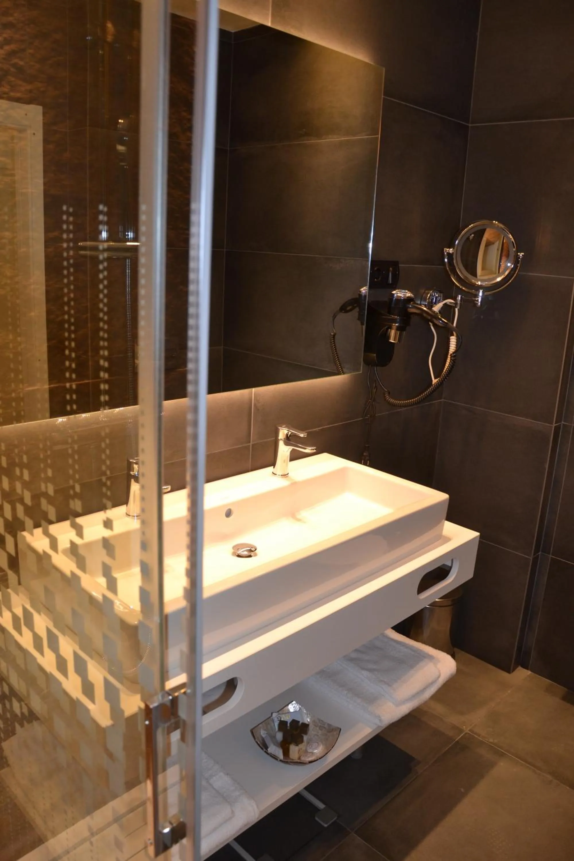 Bathroom in Hotel Brisamar Suites