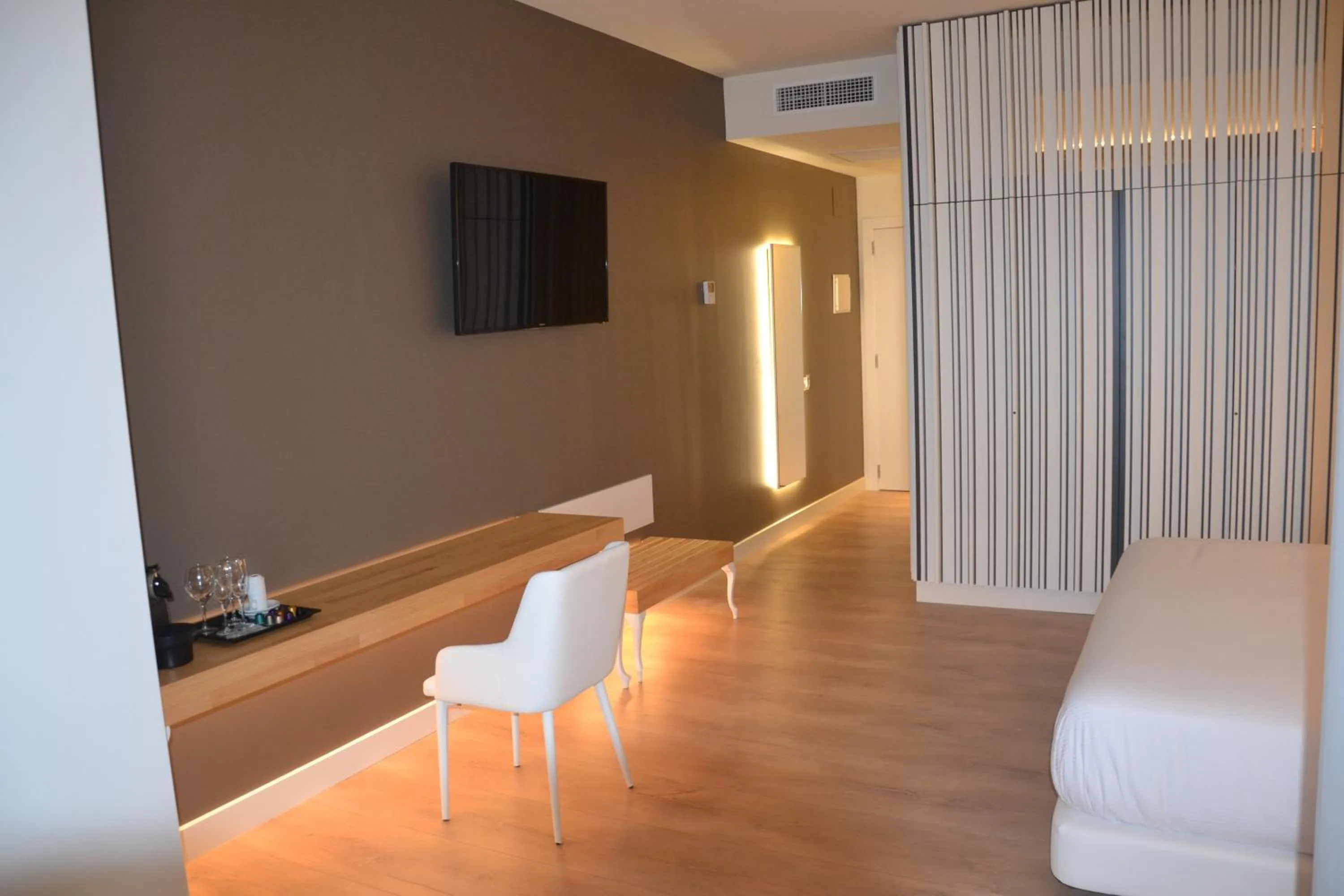 Photo of the whole room, Bed in Hotel Brisamar Suites