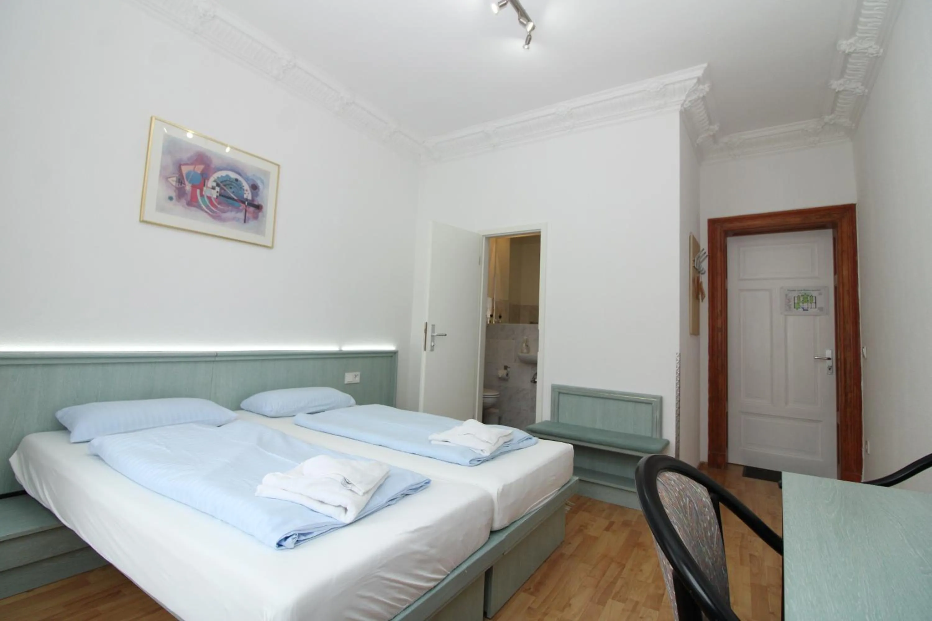 Photo of the whole room, Bed in Space Hotel im Campus der JvP Schule