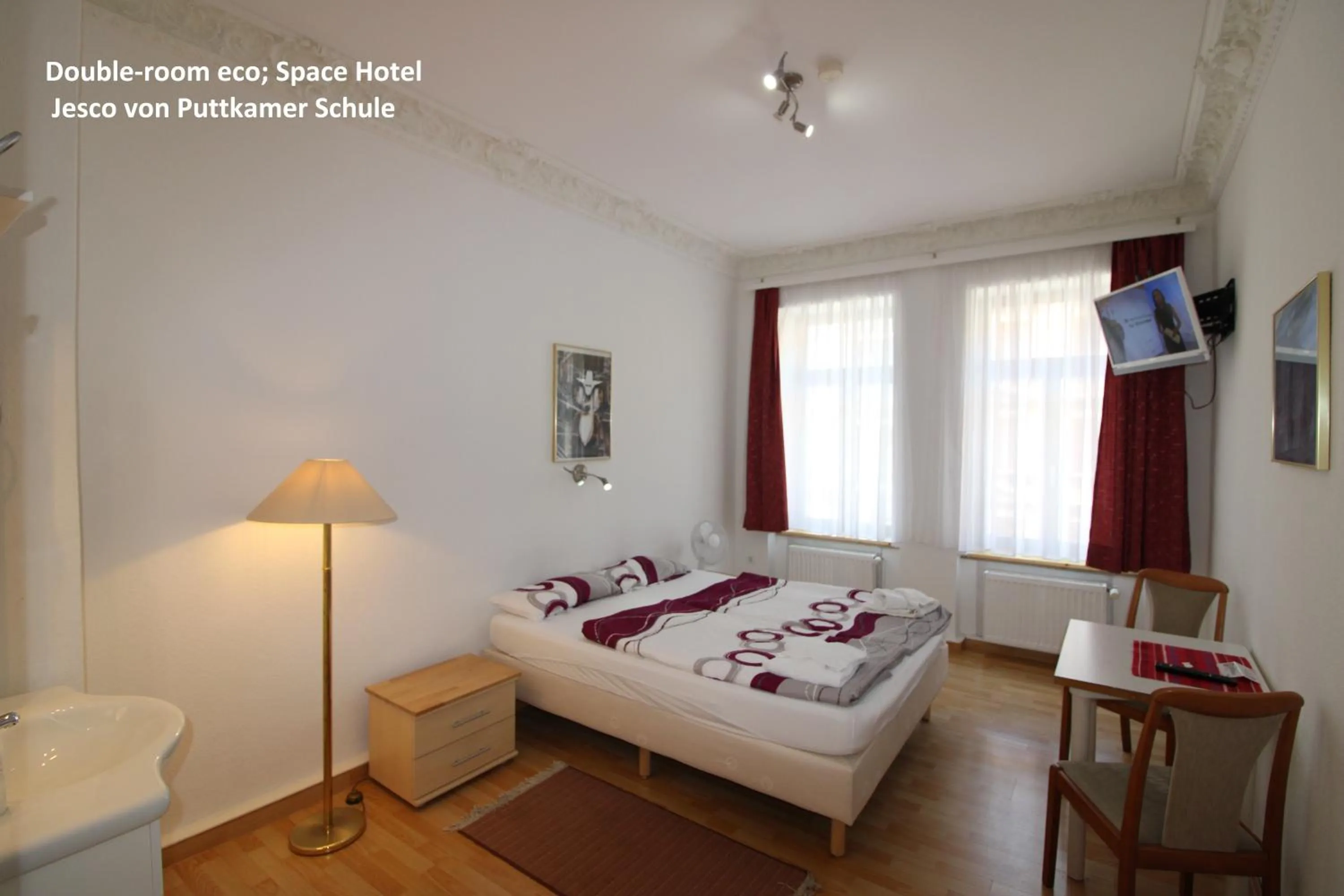 Photo of the whole room, Bed in Space Hotel im Campus der JvP Schule