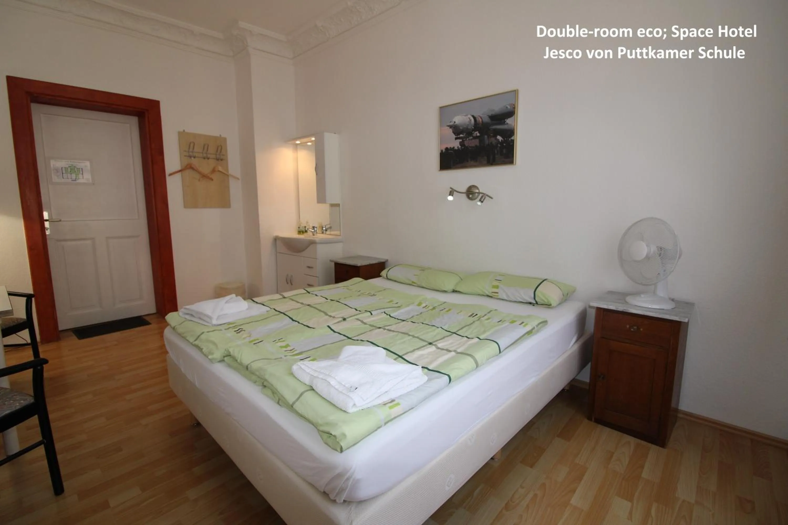 Photo of the whole room, Bed in Space Hotel im Campus der JvP Schule