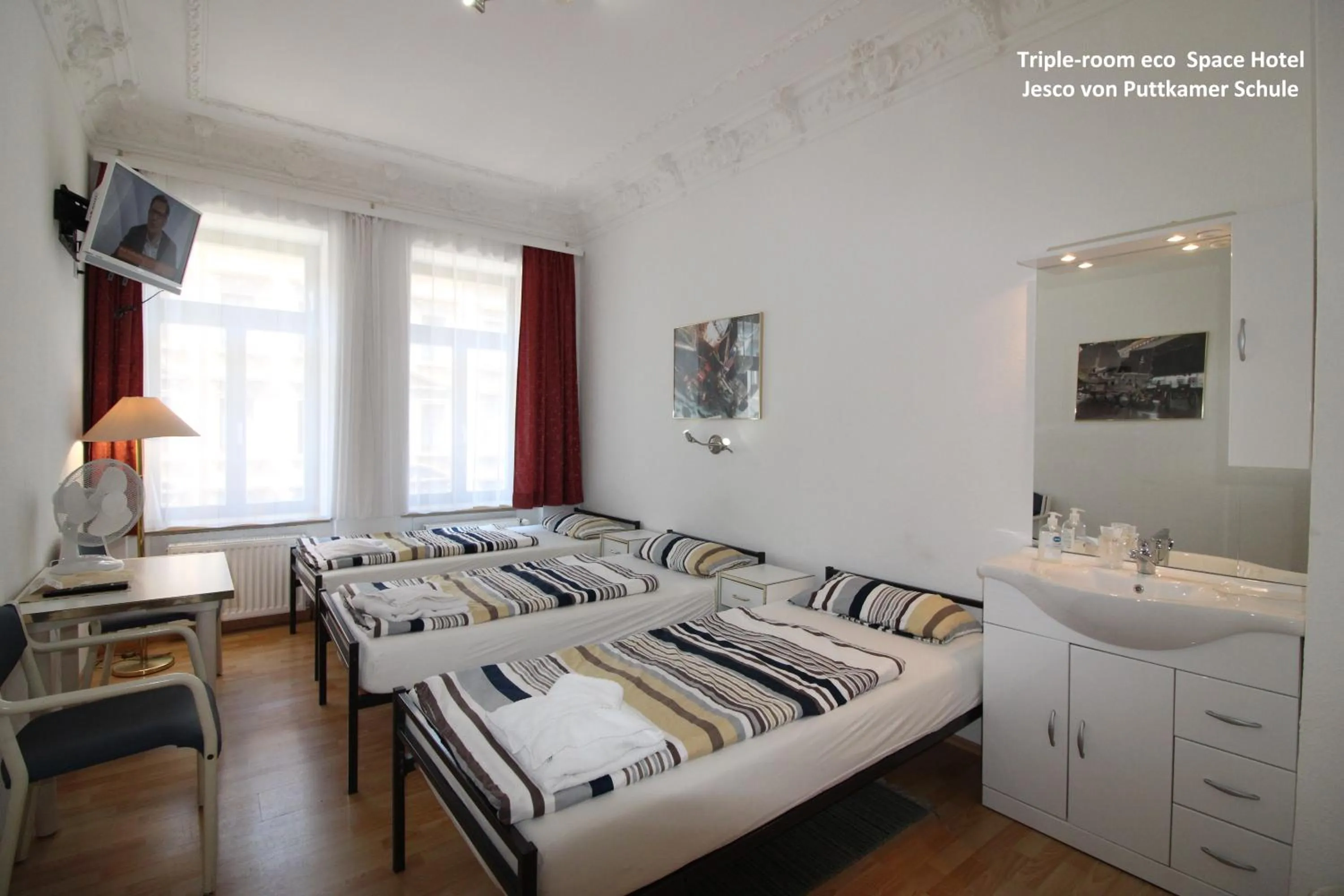 Photo of the whole room, Bed in Space Hotel im Campus der JvP Schule