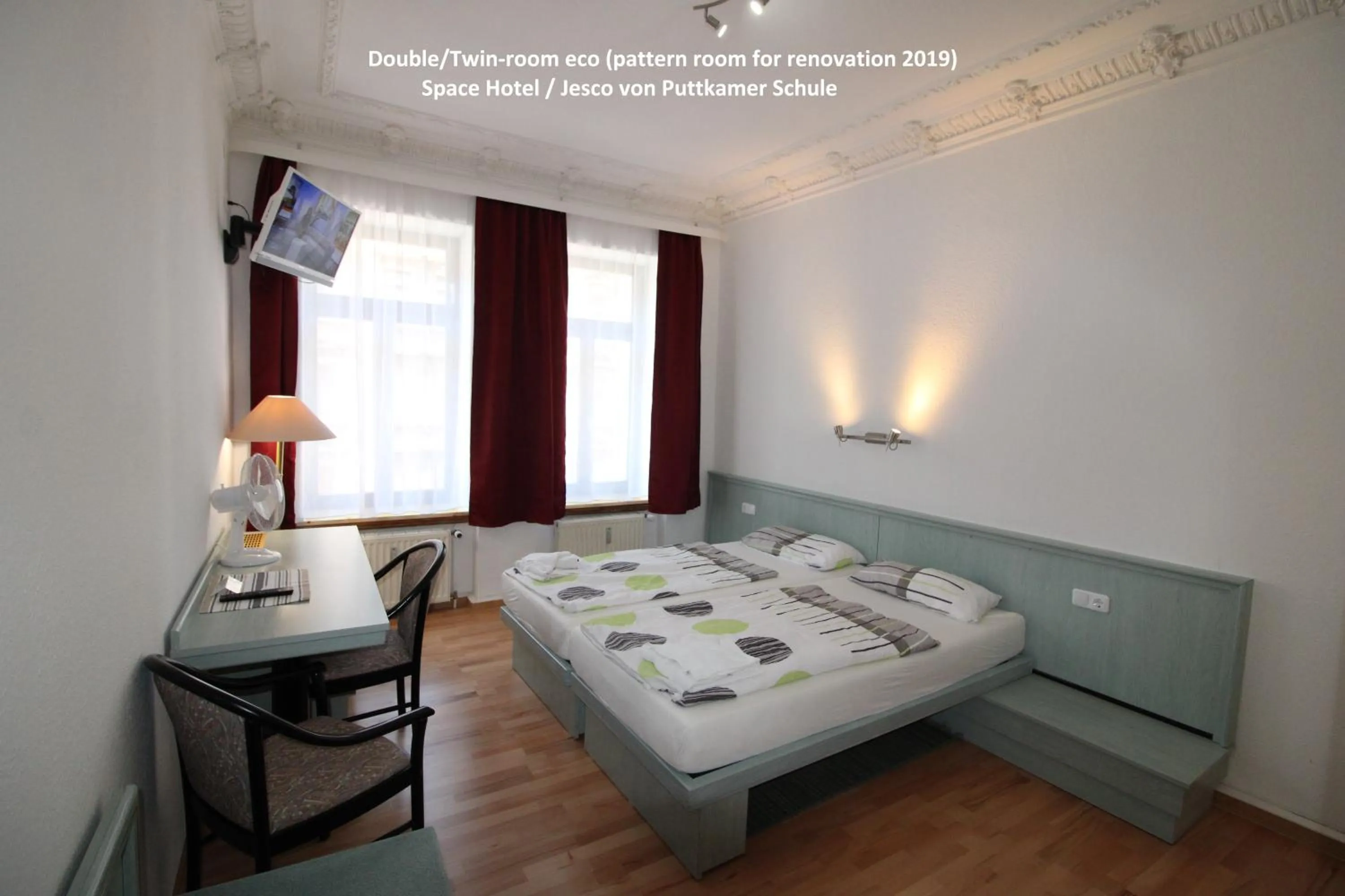 Photo of the whole room, Bed in Space Hotel im Campus der JvP Schule