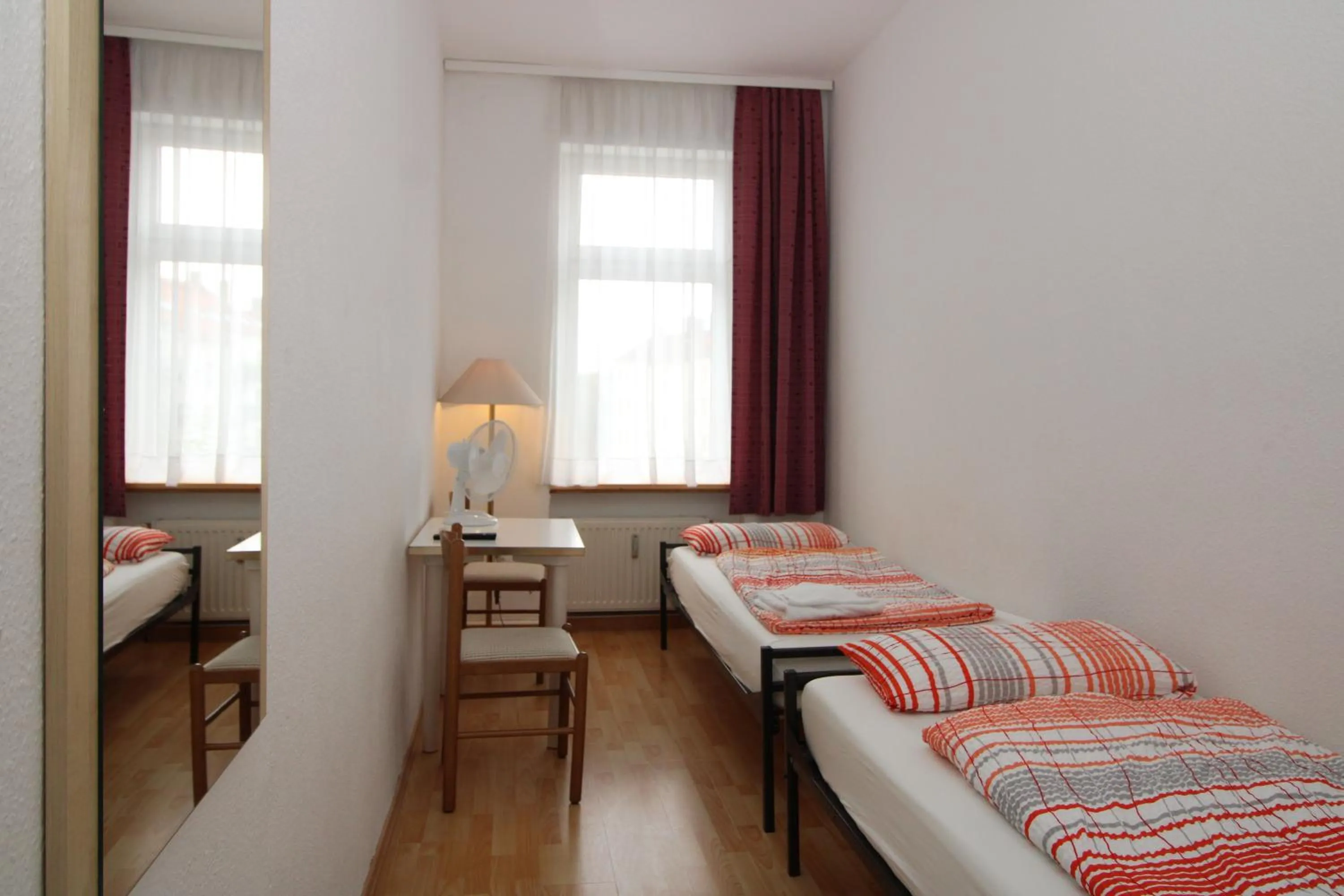 Photo of the whole room, Bed in Space Hotel im Campus der JvP Schule