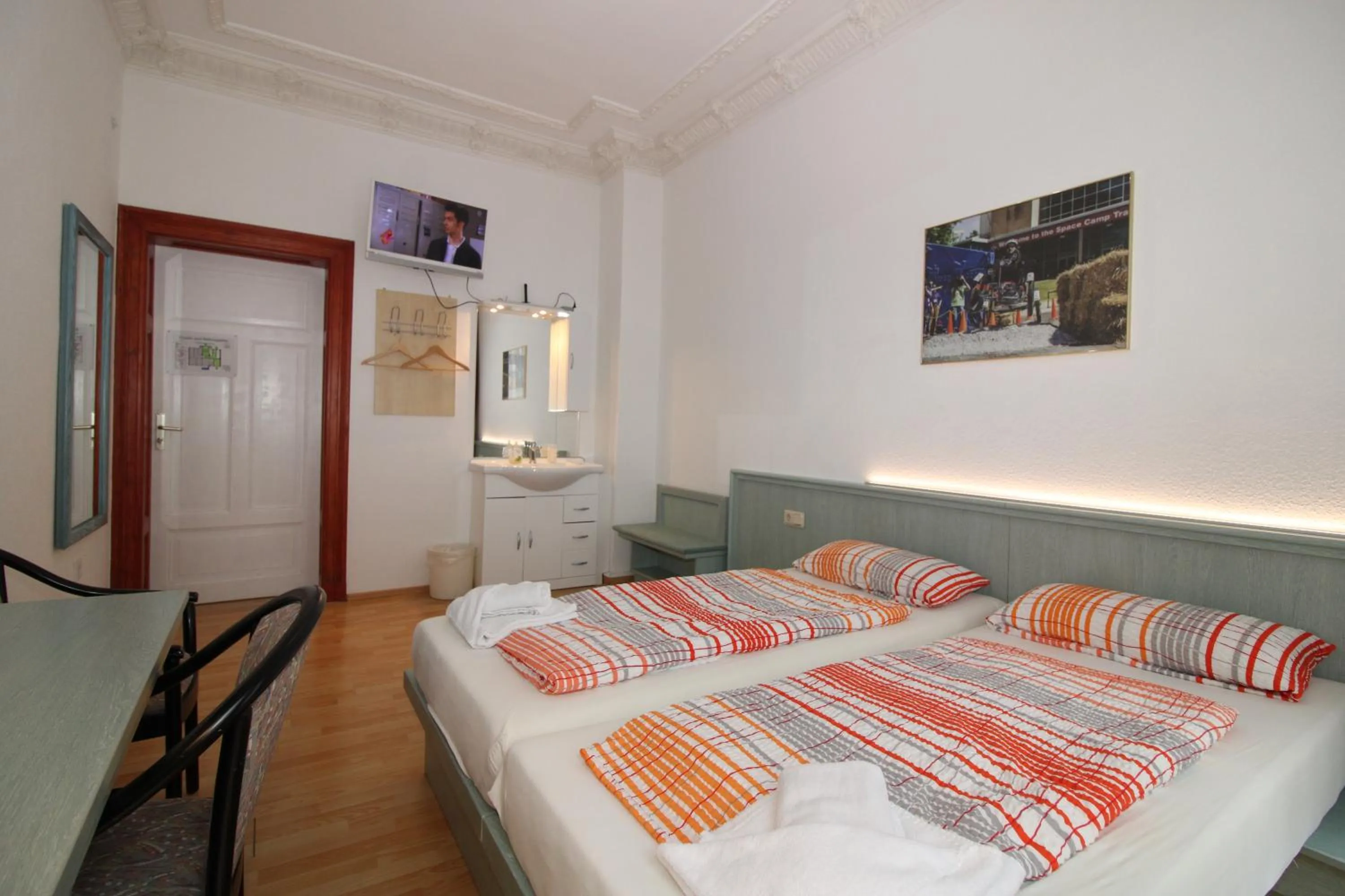 Photo of the whole room, Bed in Space Hotel im Campus der JvP Schule