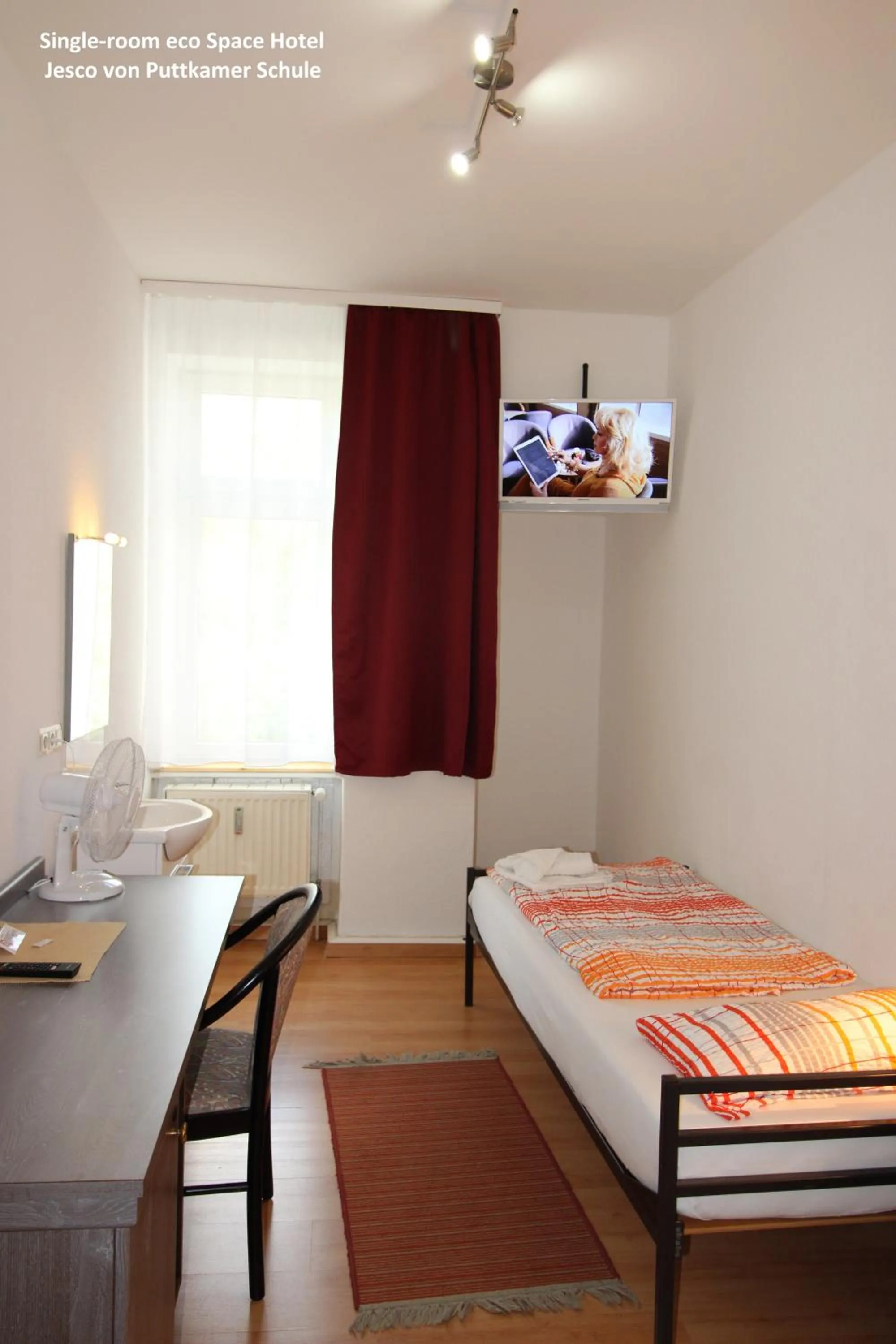 Photo of the whole room, Bed in Space Hotel im Campus der JvP Schule