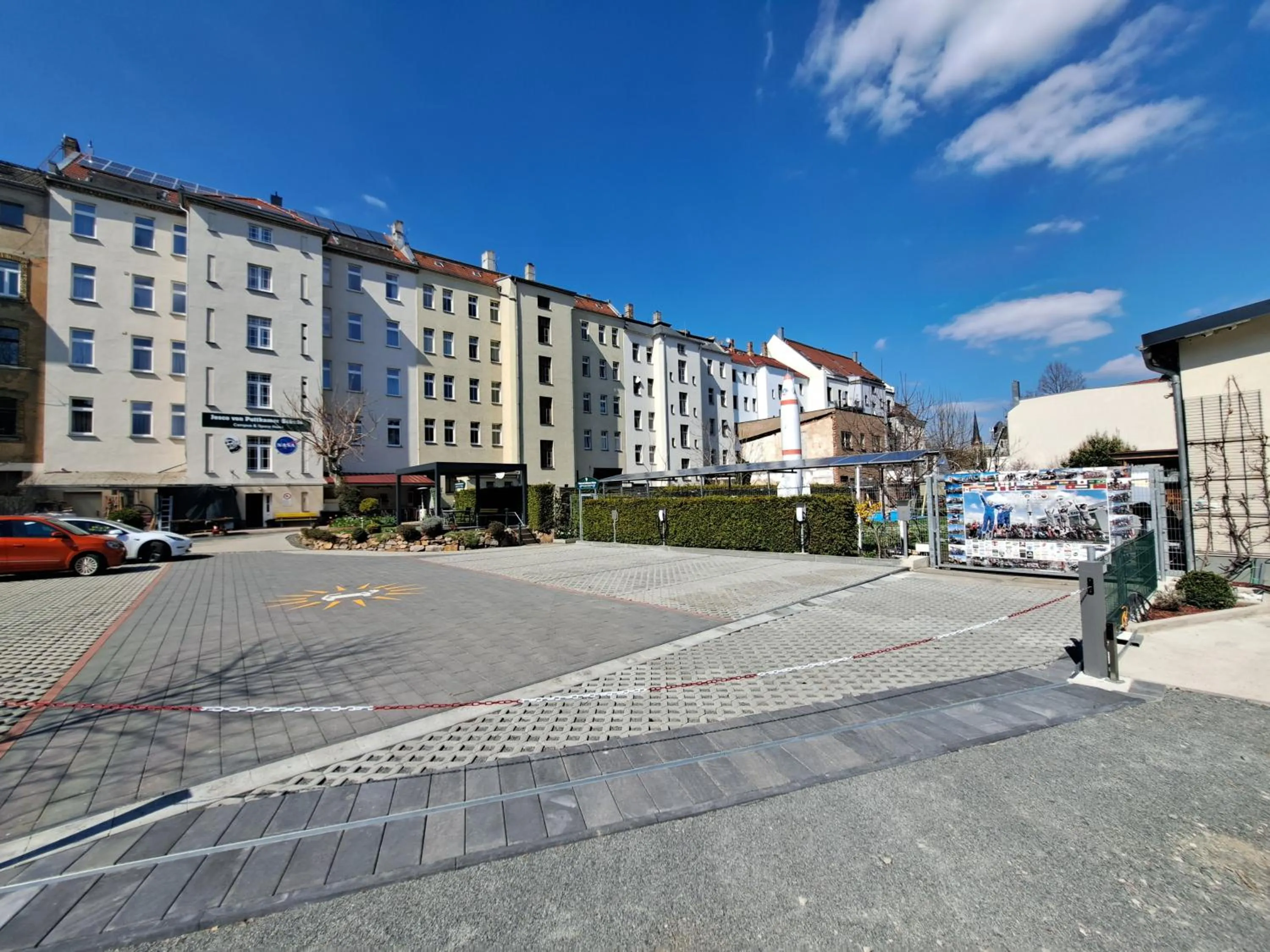 Parking in Space Hotel im Campus der JvP Schule